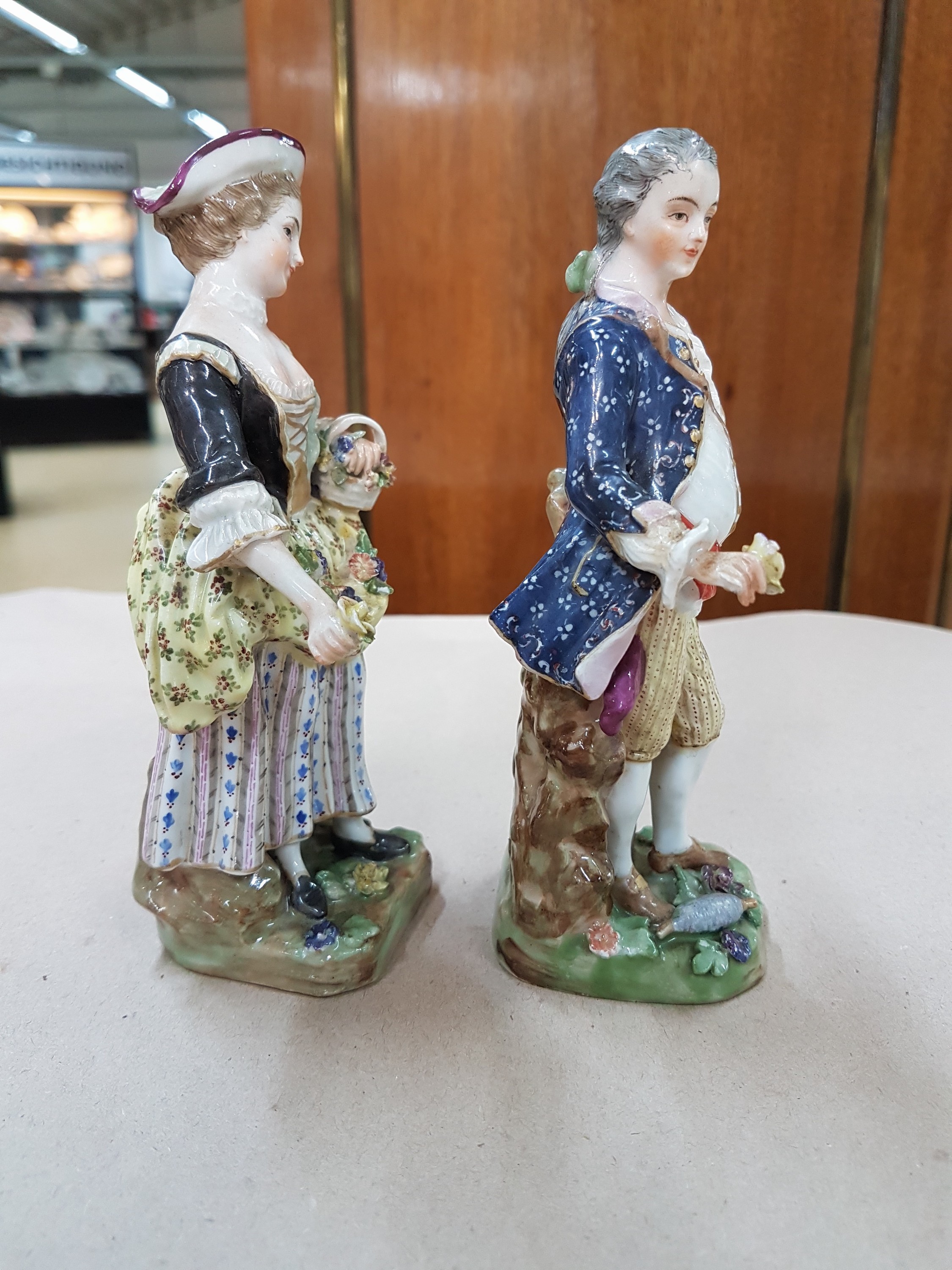 Detail l: Paar Porzellanfiguren, Fürstliche Fuldaische Feine Porzellanfabrik, Ende 18.Jh., Porzellan, farbig staffiert, galantes Paar, l. best., H. 14 cm