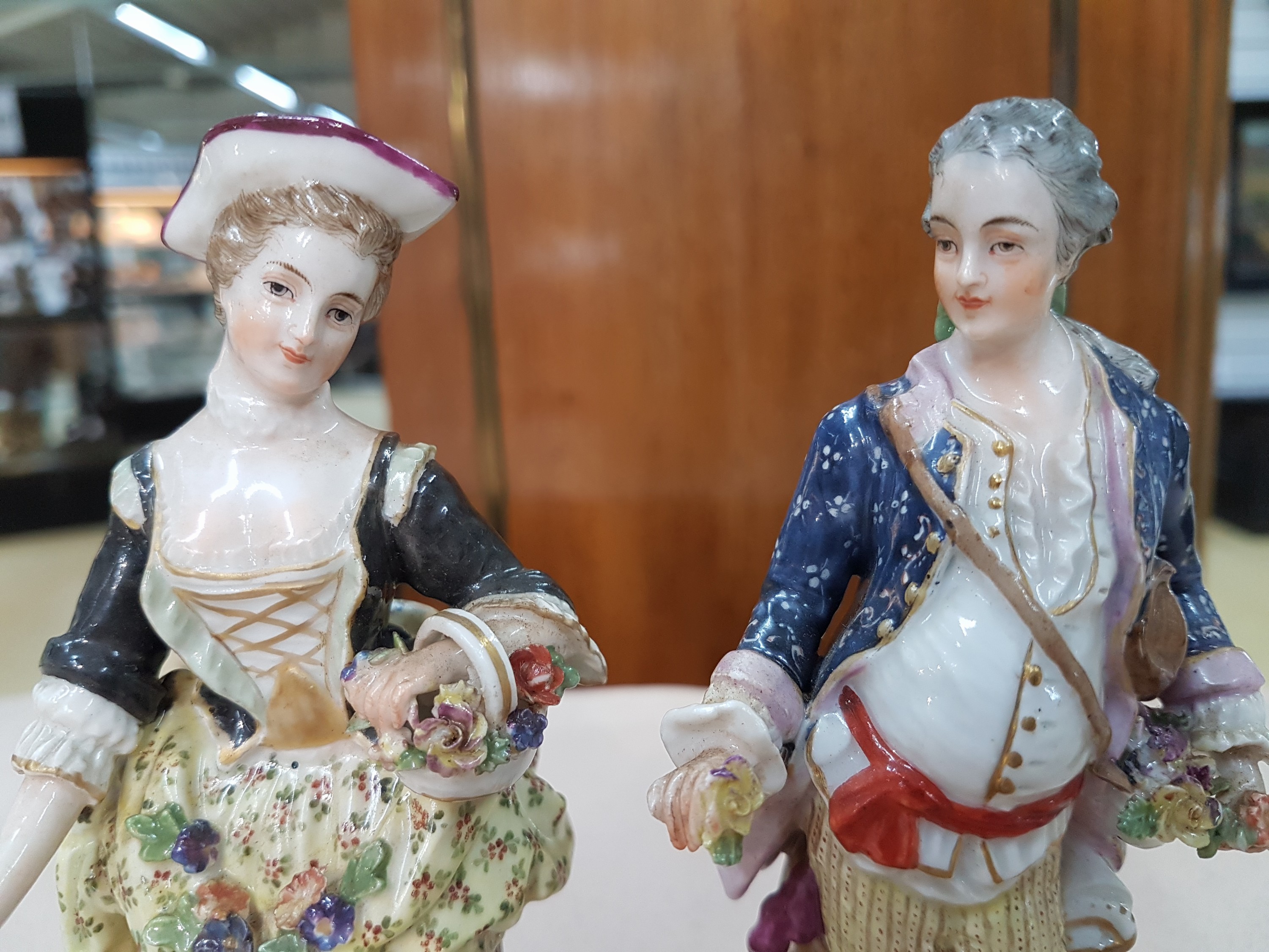 Detail m: Paar Porzellanfiguren, Fürstliche Fuldaische Feine Porzellanfabrik, Ende 18.Jh., Porzellan, farbig staffiert, galantes Paar, l. best., H. 14 cm