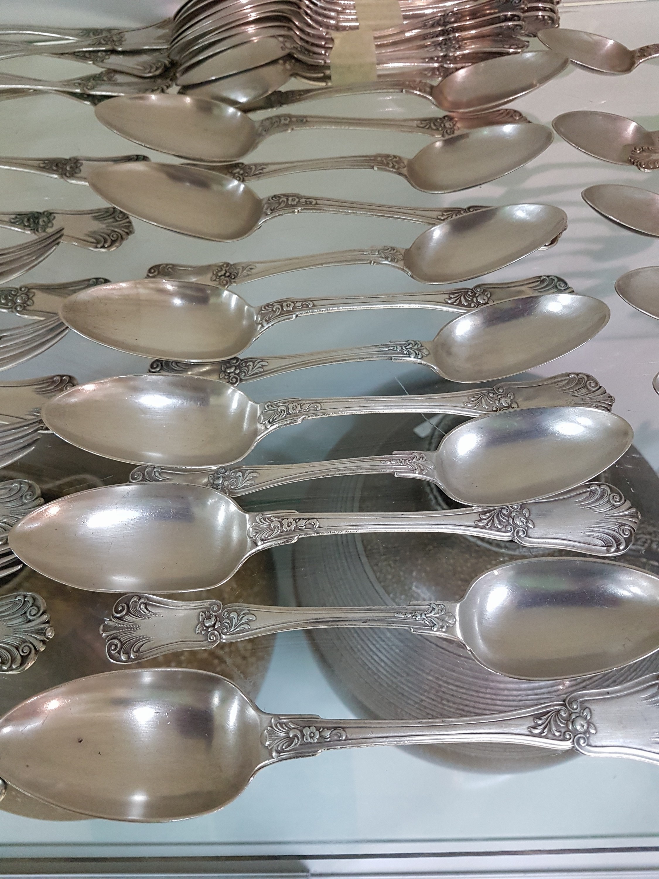 Detail a: Silberbesteck, Österreich, um 1900, für 12 Personen, reich verziert, 12 Menuegabeln, 22 Menuemesser, 12 Suppenlöffel, 16 Dessertmesser mit ...