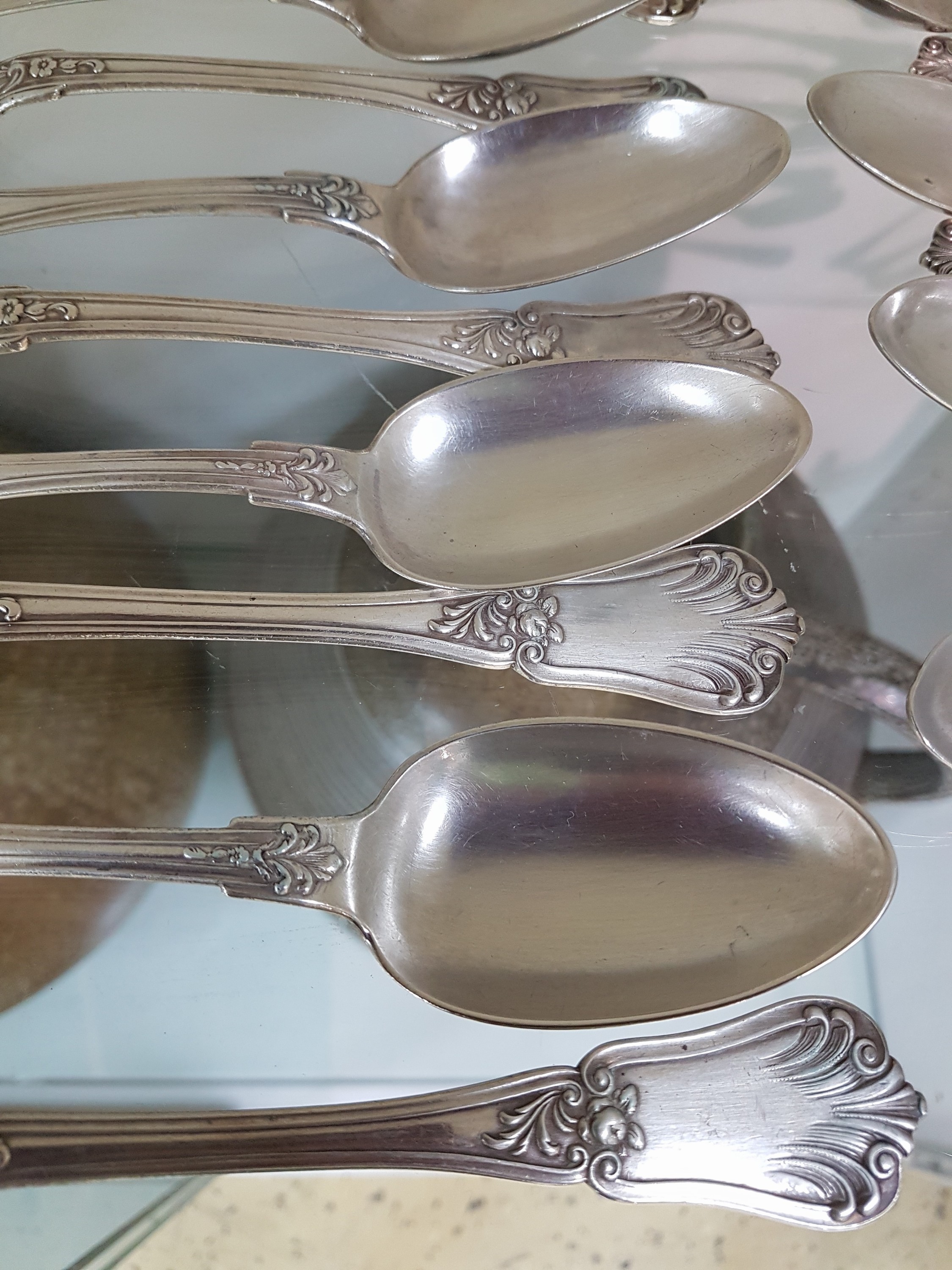 Detail b: Silberbesteck, Österreich, um 1900, für 12 Personen, reich verziert, 12 Menuegabeln, 22 Menuemesser, 12 Suppenlöffel, 16 Dessertmesser mit ...