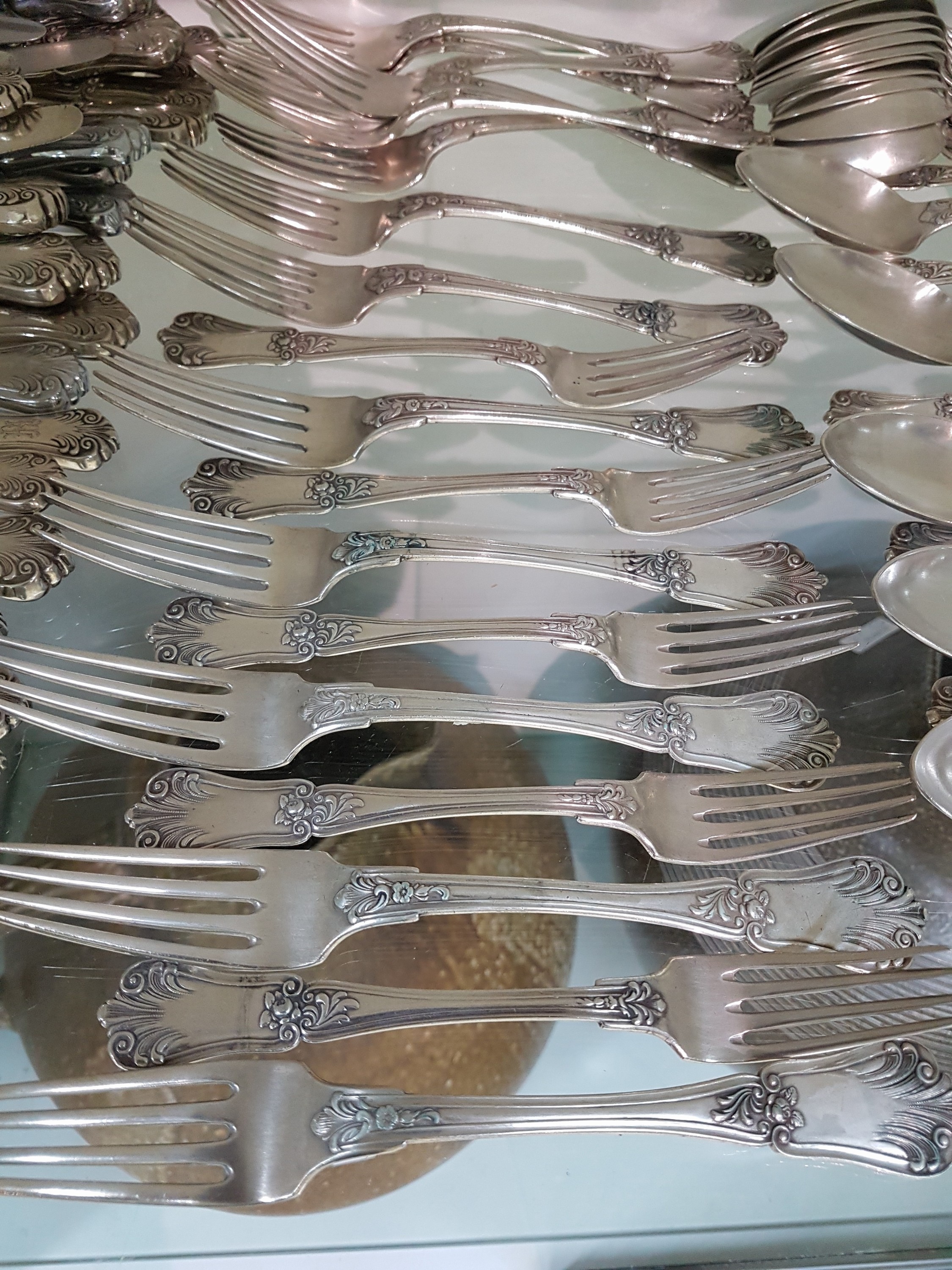 Detail e: Silberbesteck, Österreich, um 1900, für 12 Personen, reich verziert, 12 Menuegabeln, 22 Menuemesser, 12 Suppenlöffel, 16 Dessertmesser mit ...