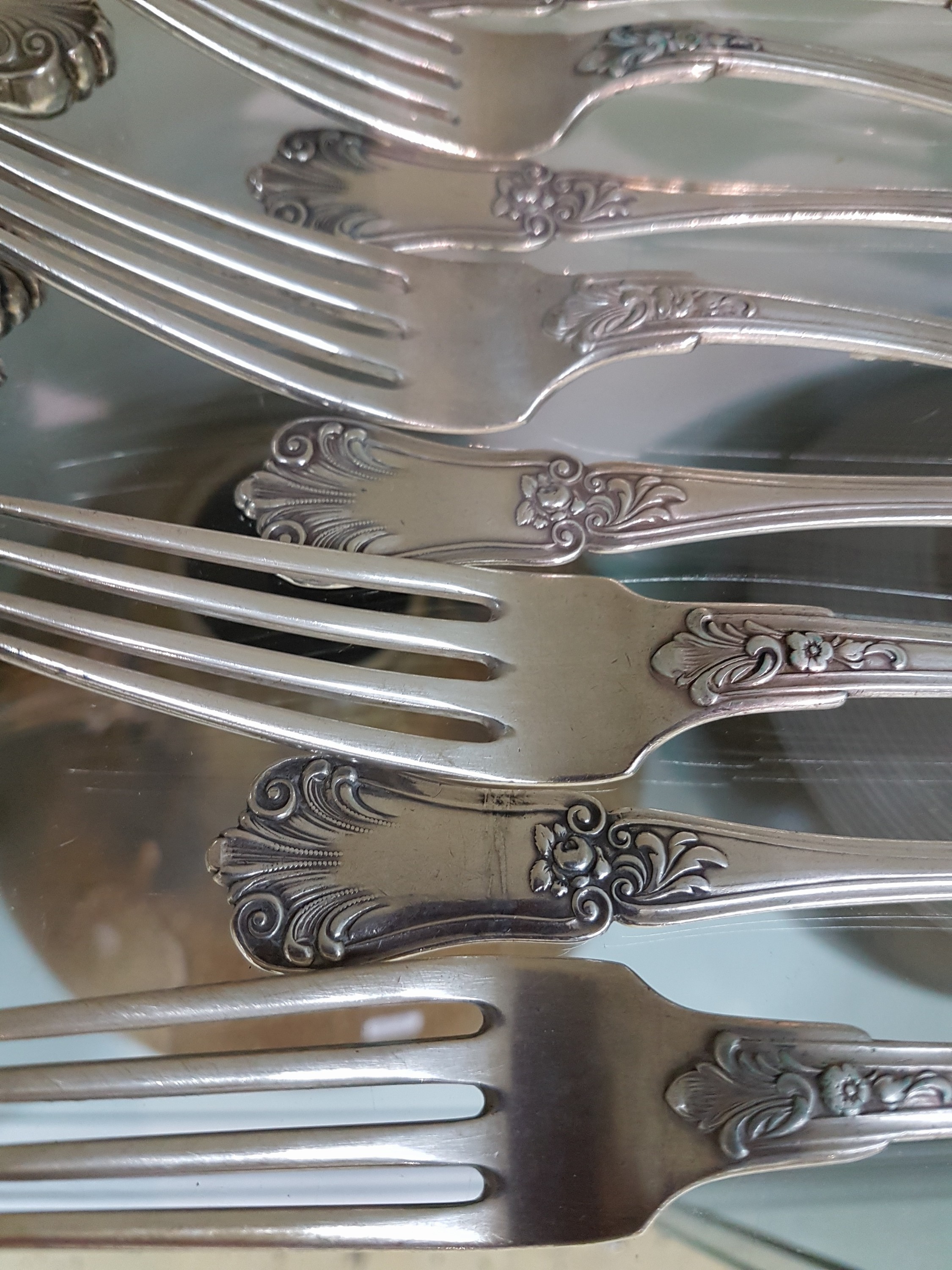 Detail f: Silberbesteck, Österreich, um 1900, für 12 Personen, reich verziert, 12 Menuegabeln, 22 Menuemesser, 12 Suppenlöffel, 16 Dessertmesser mit ...