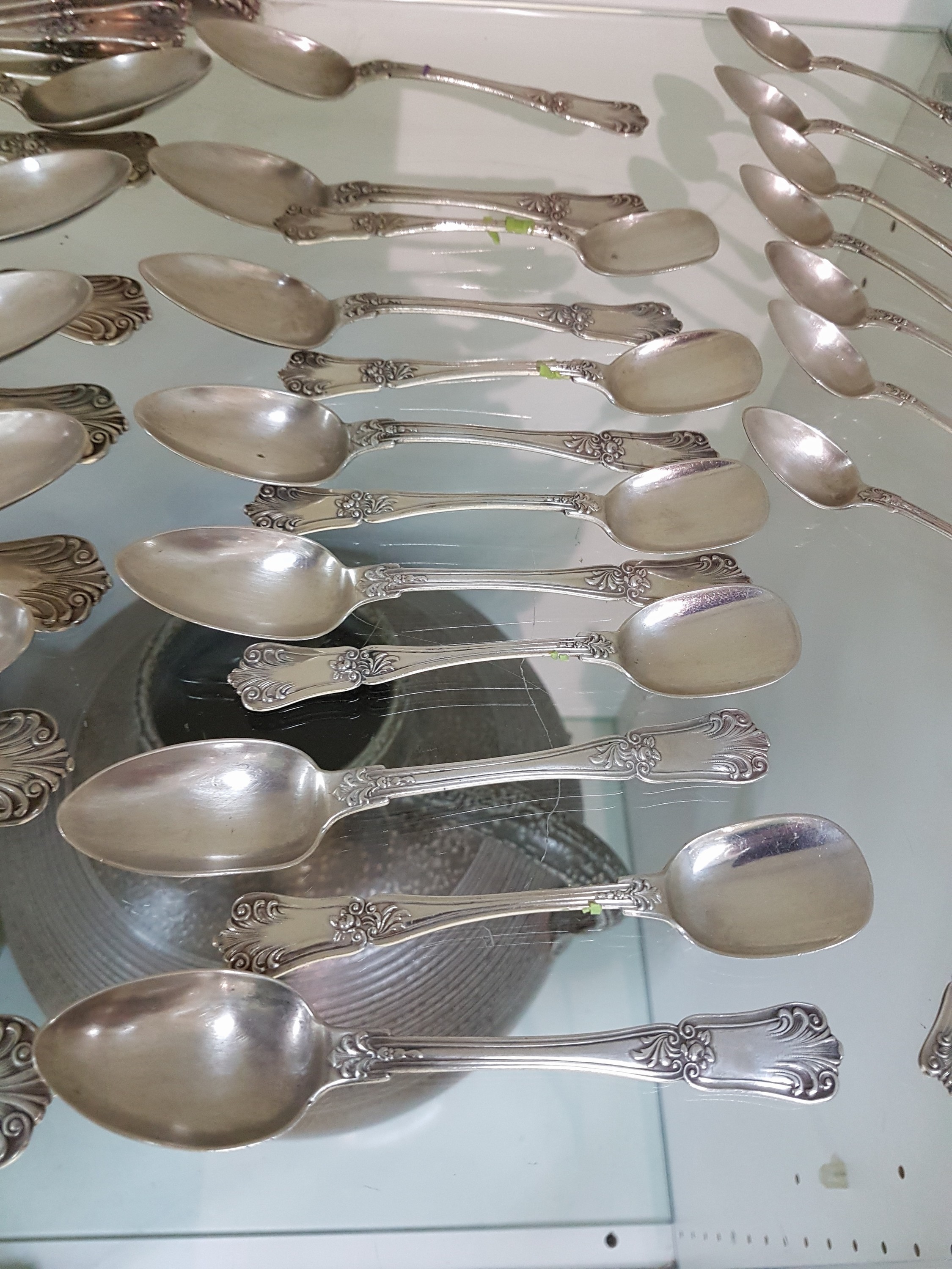 Detail g: Silberbesteck, Österreich, um 1900, für 12 Personen, reich verziert, 12 Menuegabeln, 22 Menuemesser, 12 Suppenlöffel, 16 Dessertmesser mit ...