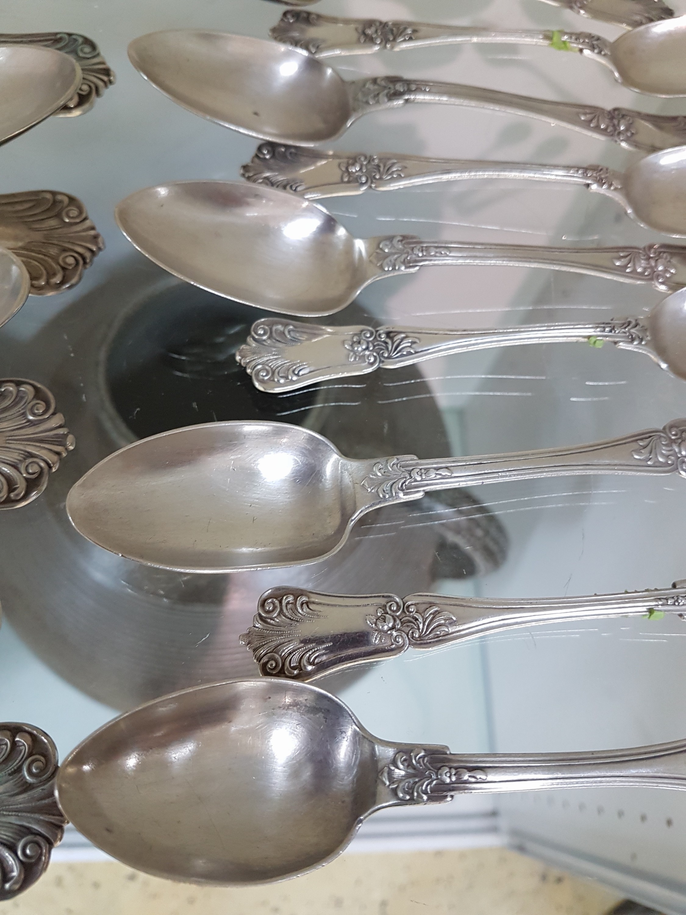 Detail h: Silberbesteck, Österreich, um 1900, für 12 Personen, reich verziert, 12 Menuegabeln, 22 Menuemesser, 12 Suppenlöffel, 16 Dessertmesser mit ...