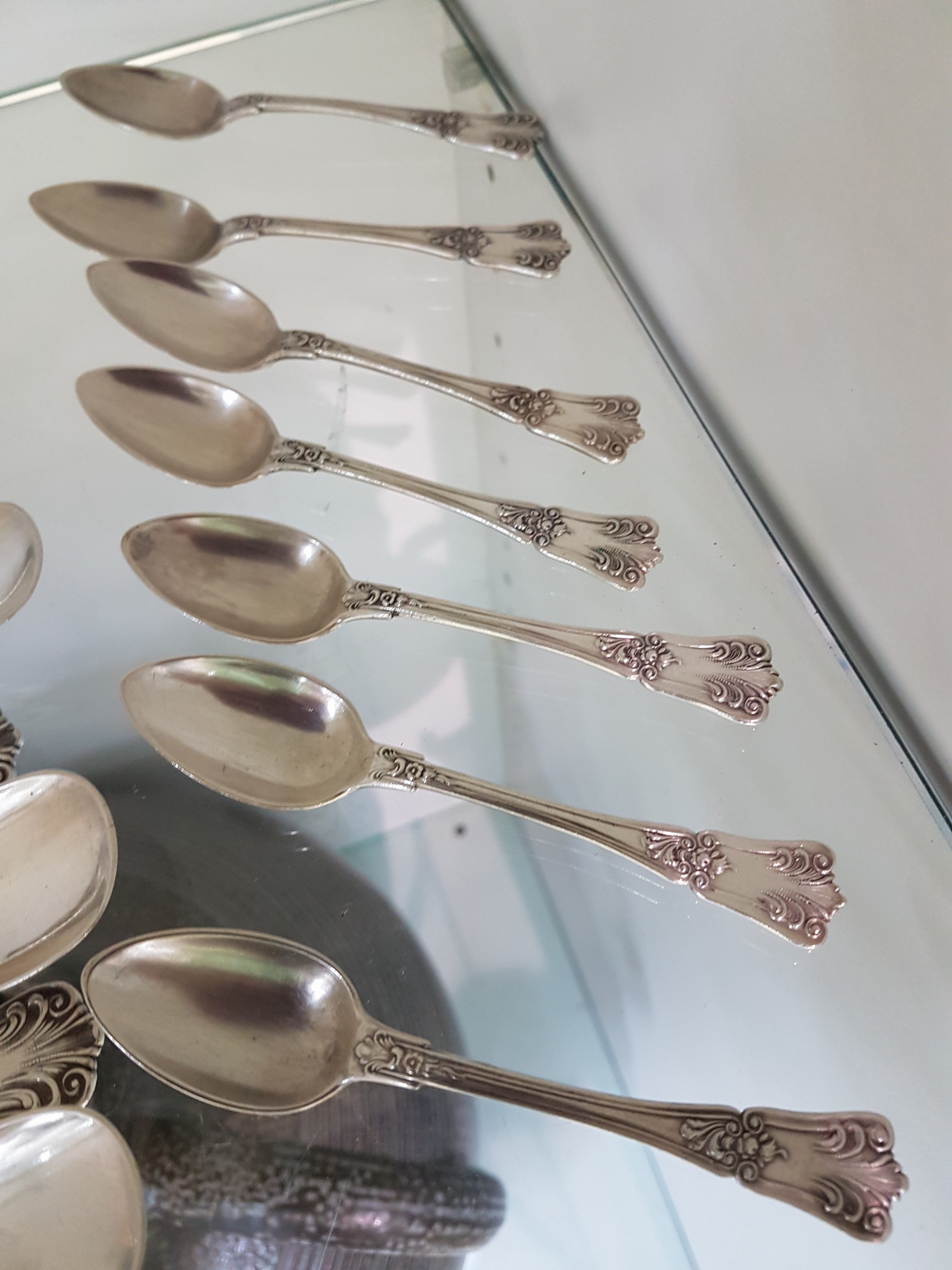 Detail j: Silberbesteck, Österreich, um 1900, für 12 Personen, reich verziert, 12 Menuegabeln, 22 Menuemesser, 12 Suppenlöffel, 16 Dessertmesser mit ...