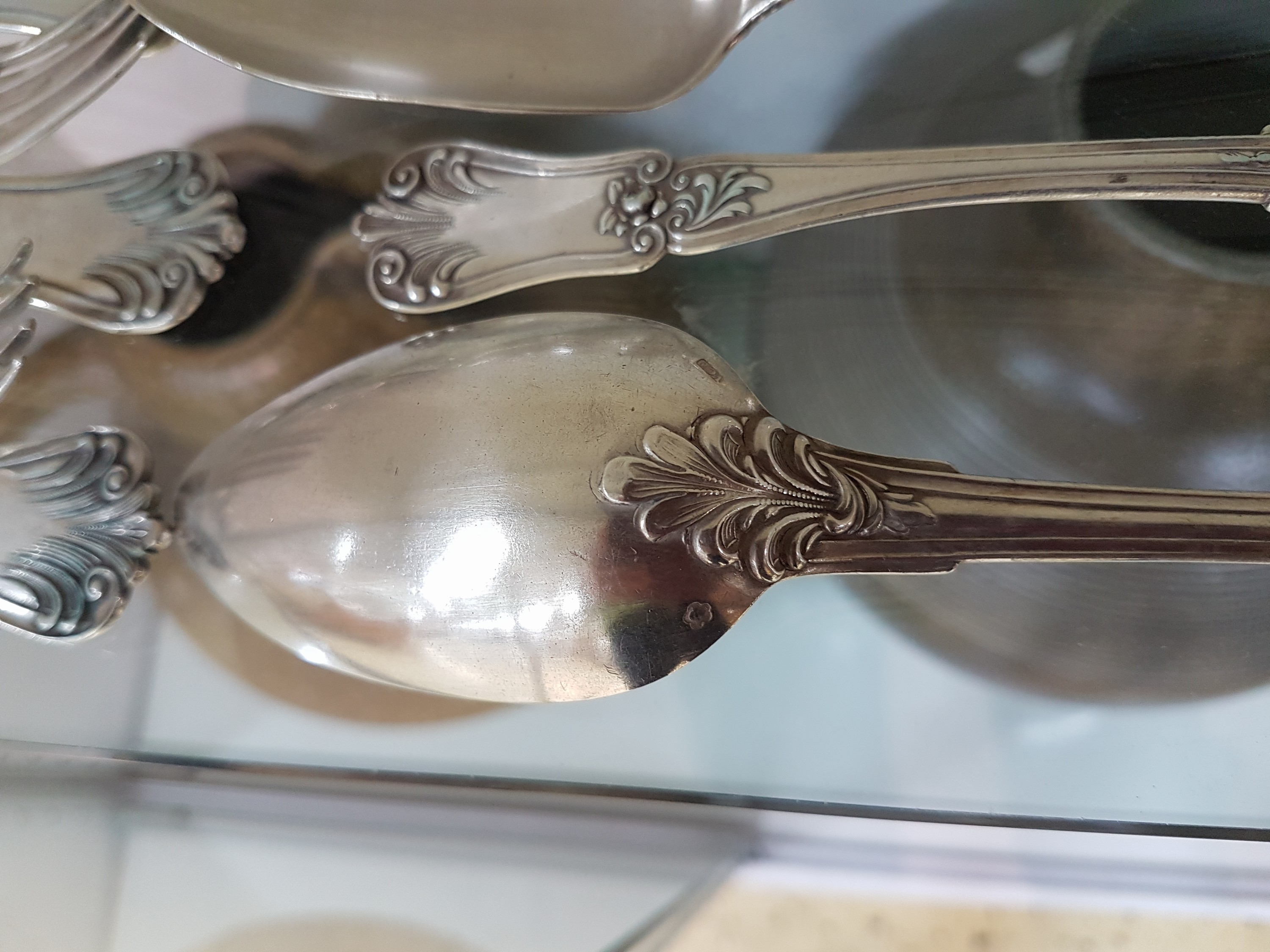 Detail k: Silberbesteck, Österreich, um 1900, für 12 Personen, reich verziert, 12 Menuegabeln, 22 Menuemesser, 12 Suppenlöffel, 16 Dessertmesser mit ...