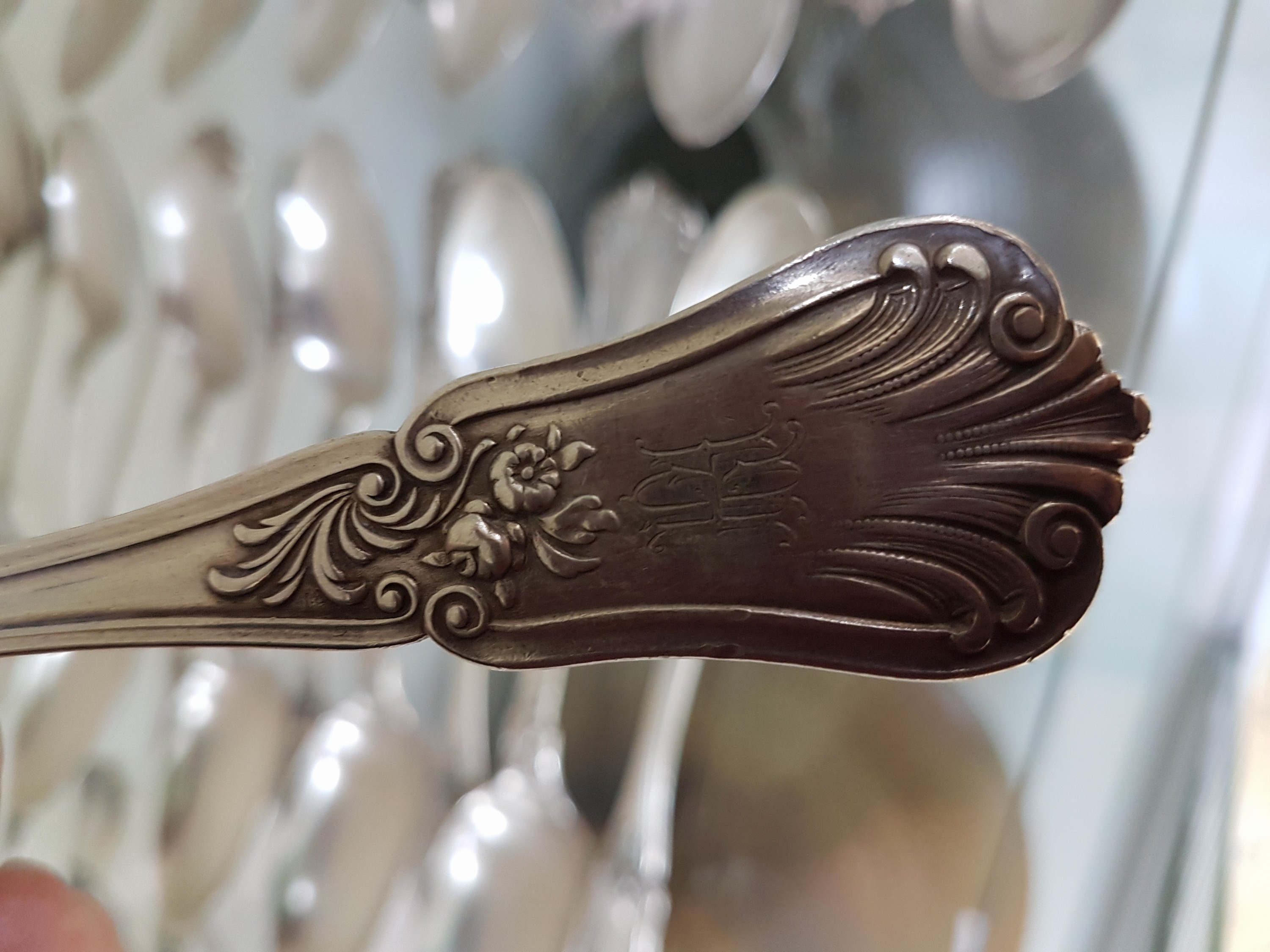 Detail l: Silberbesteck, Österreich, um 1900, für 12 Personen, reich verziert, 12 Menuegabeln, 22 Menuemesser, 12 Suppenlöffel, 16 Dessertmesser mit ...