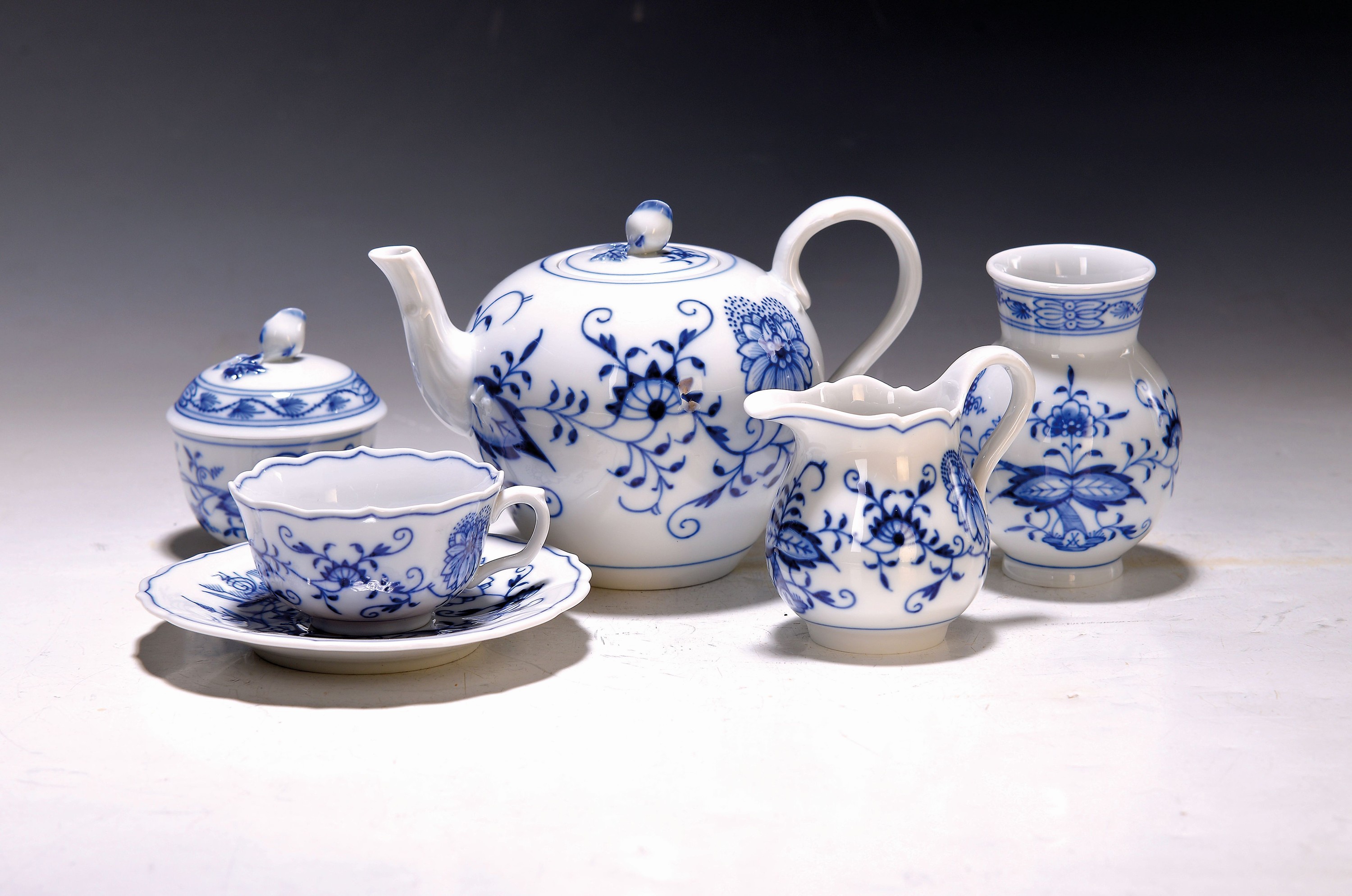 Kleines Teeservice für 6 Personen, Meissen, 2.H.20.Jh., 1. Wahl, blaues Zwiebelmuster unter der Glasur, Form Neuer Ausschnitt, 6 kleine Tassen, ...