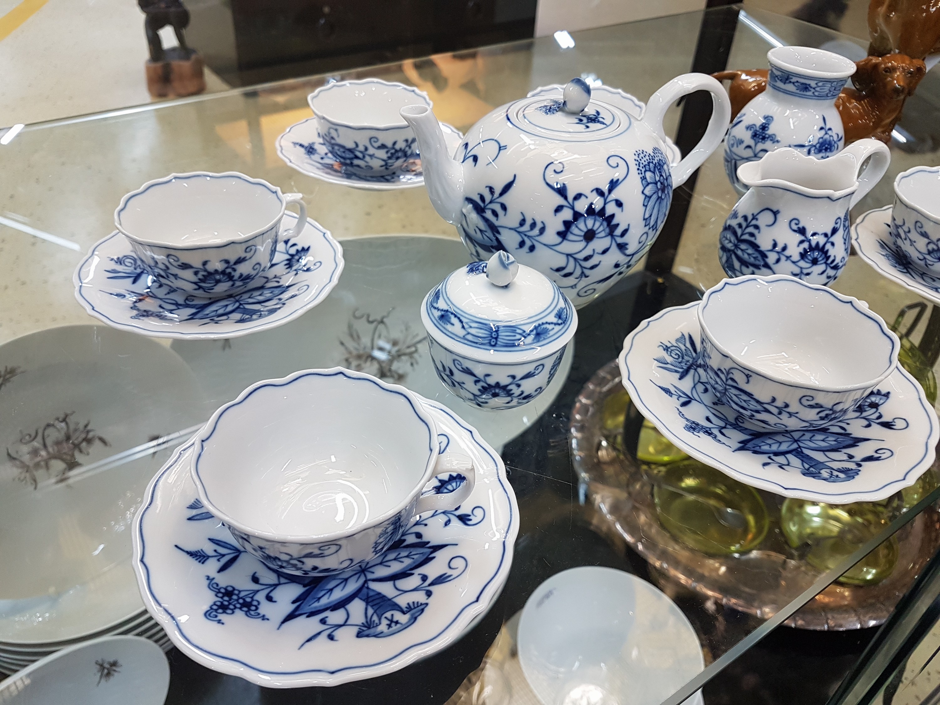 Detail a: Kleines Teeservice für 6 Personen, Meissen, 2.H.20.Jh., 1. Wahl, blaues Zwiebelmuster unter der Glasur, Form Neuer Ausschnitt, 6 kleine Tassen, ...