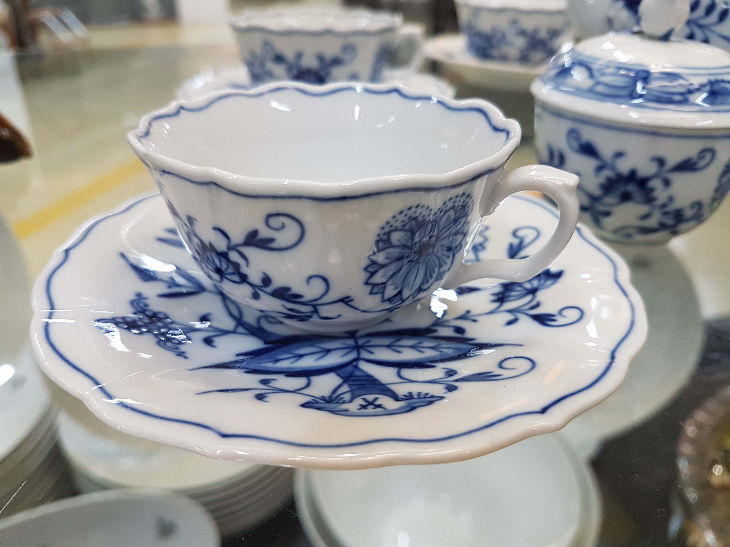 Detail b: Kleines Teeservice für 6 Personen, Meissen, 2.H.20.Jh., 1. Wahl, blaues Zwiebelmuster unter der Glasur, Form Neuer Ausschnitt, 6 kleine Tassen, ...