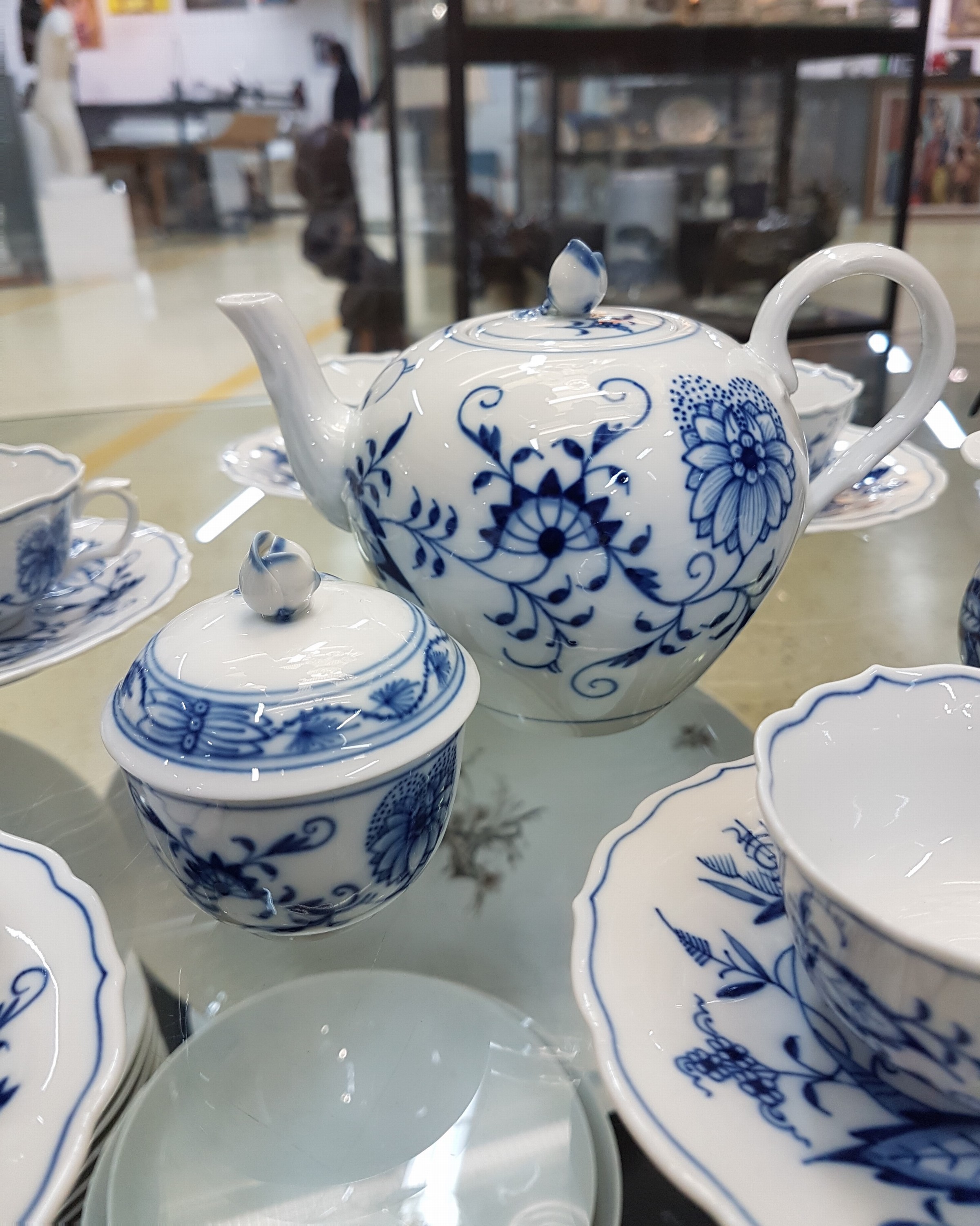 Detail c: Kleines Teeservice für 6 Personen, Meissen, 2.H.20.Jh., 1. Wahl, blaues Zwiebelmuster unter der Glasur, Form Neuer Ausschnitt, 6 kleine Tassen, ...