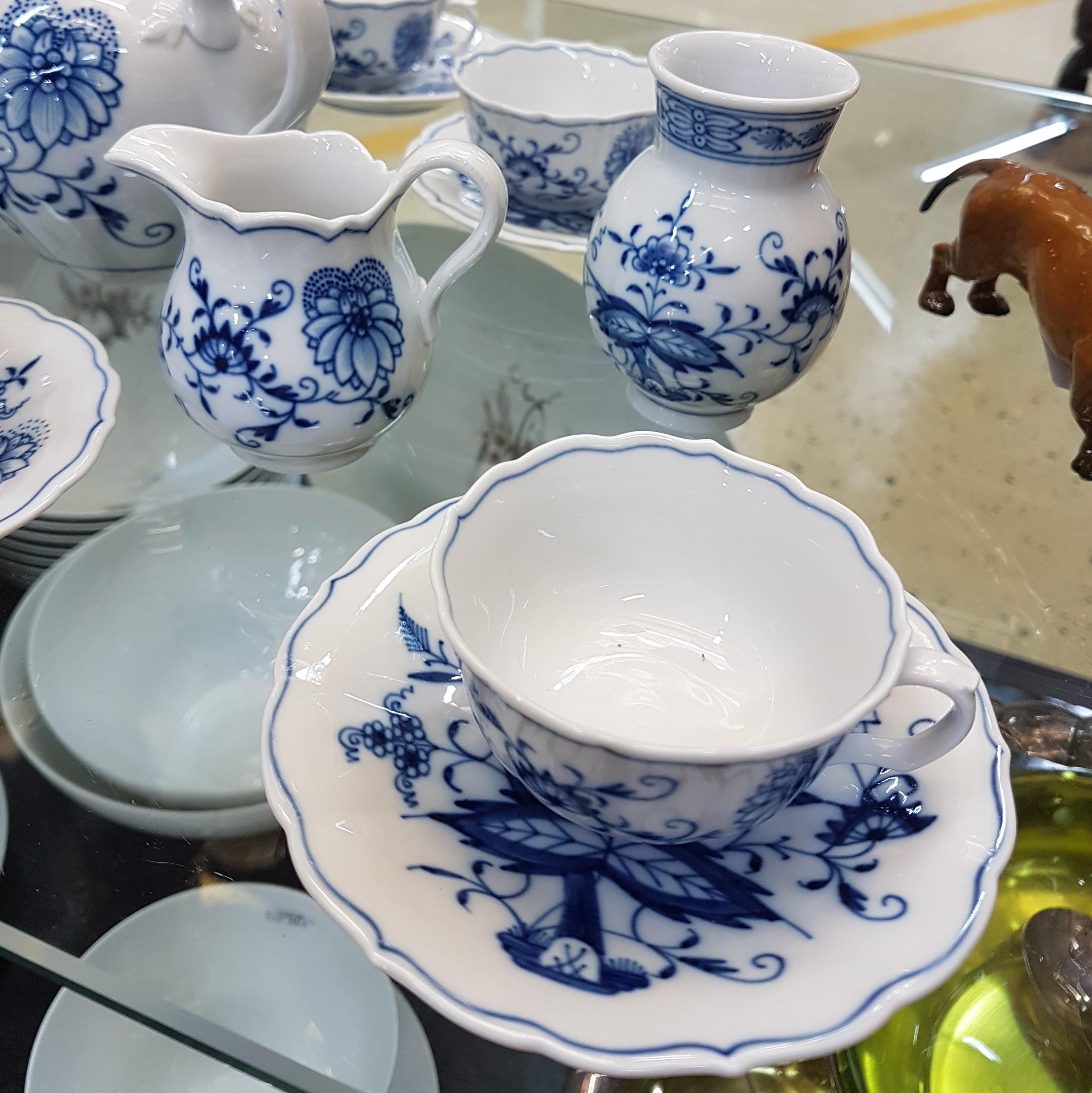 Detail d: Kleines Teeservice für 6 Personen, Meissen, 2.H.20.Jh., 1. Wahl, blaues Zwiebelmuster unter der Glasur, Form Neuer Ausschnitt, 6 kleine Tassen, ...