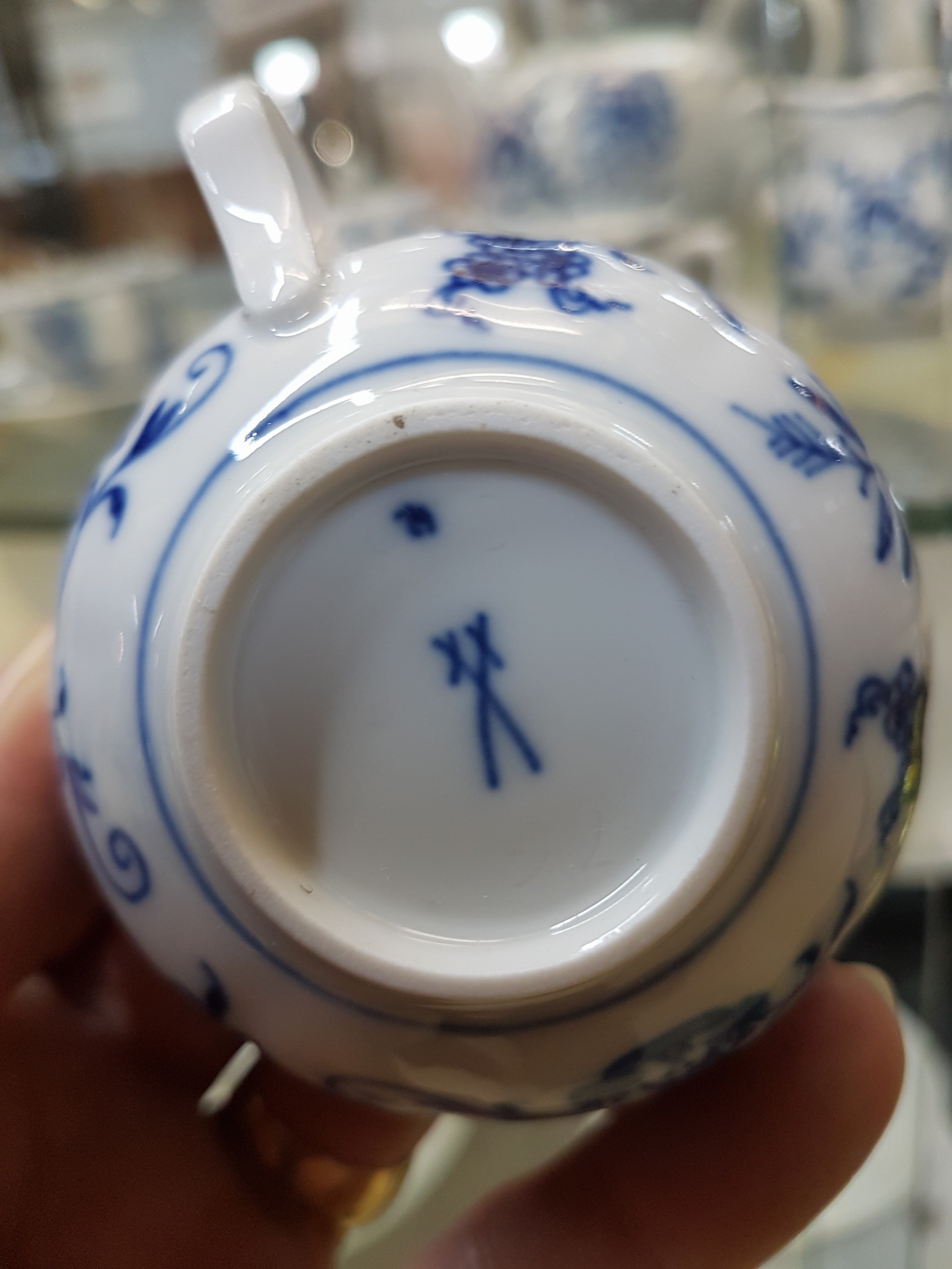 Detail e: Kleines Teeservice für 6 Personen, Meissen, 2.H.20.Jh., 1. Wahl, blaues Zwiebelmuster unter der Glasur, Form Neuer Ausschnitt, 6 kleine Tassen, ...