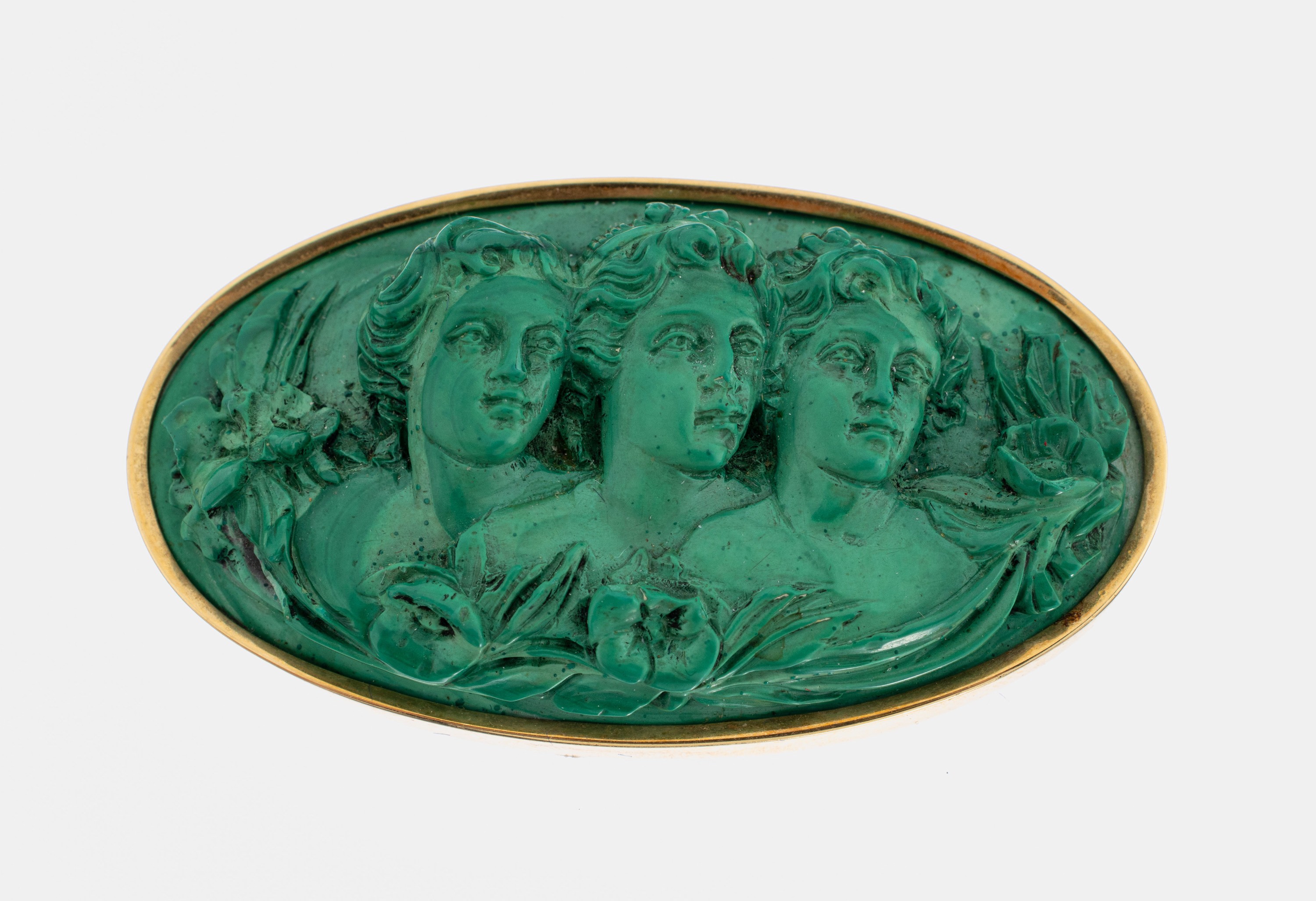 14 kt Gold Malachit-Brosche, GG 585/000, ovale Malachit-Schnitzerei, Darstellung von 3 Damen nach antikem Vorbild, ca. 4.6 x 2.7 cm, ca. 18.8 g