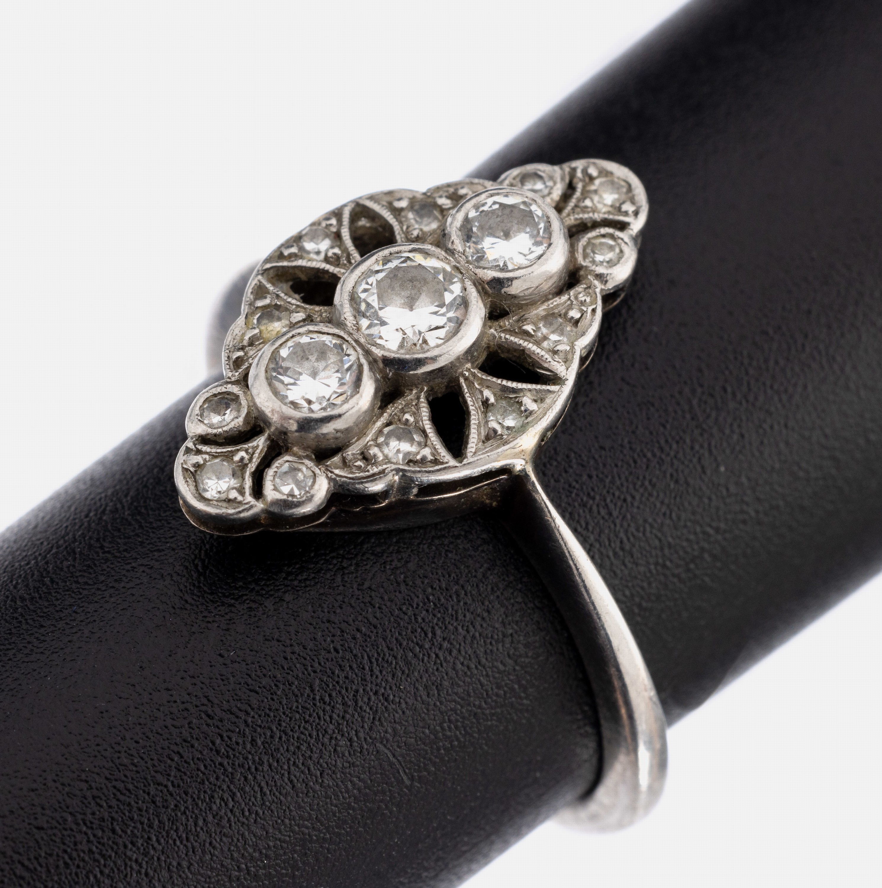 18 kt Gold Diamant-Ring, WG 750/000, Art Deco Stil, 2 Brillanten, 1 Altschliffdiamant und 12 8/8-Diamanten zus. ca. 0.28 ct Weiß/si-p, RW 54, ca. ...
