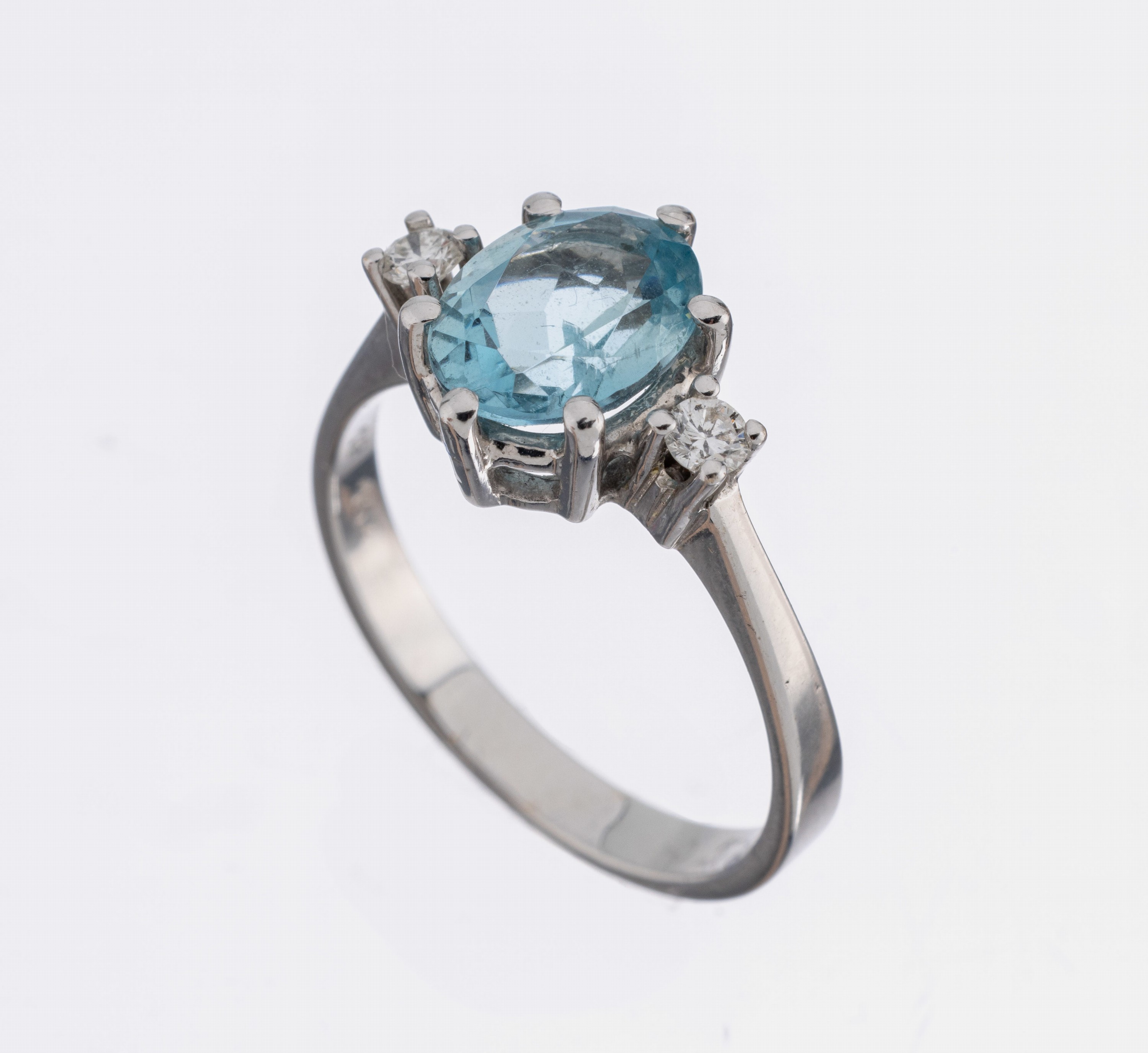 18 kt Gold Aquamarin-Brillant-Ring, WG 750/000, ovalfacett. Aquamarin ca. 1.80 ct, 2 Brillanten zus. ca. 0.10 ct Weiß/si, RW 55, ca. 3.8 g