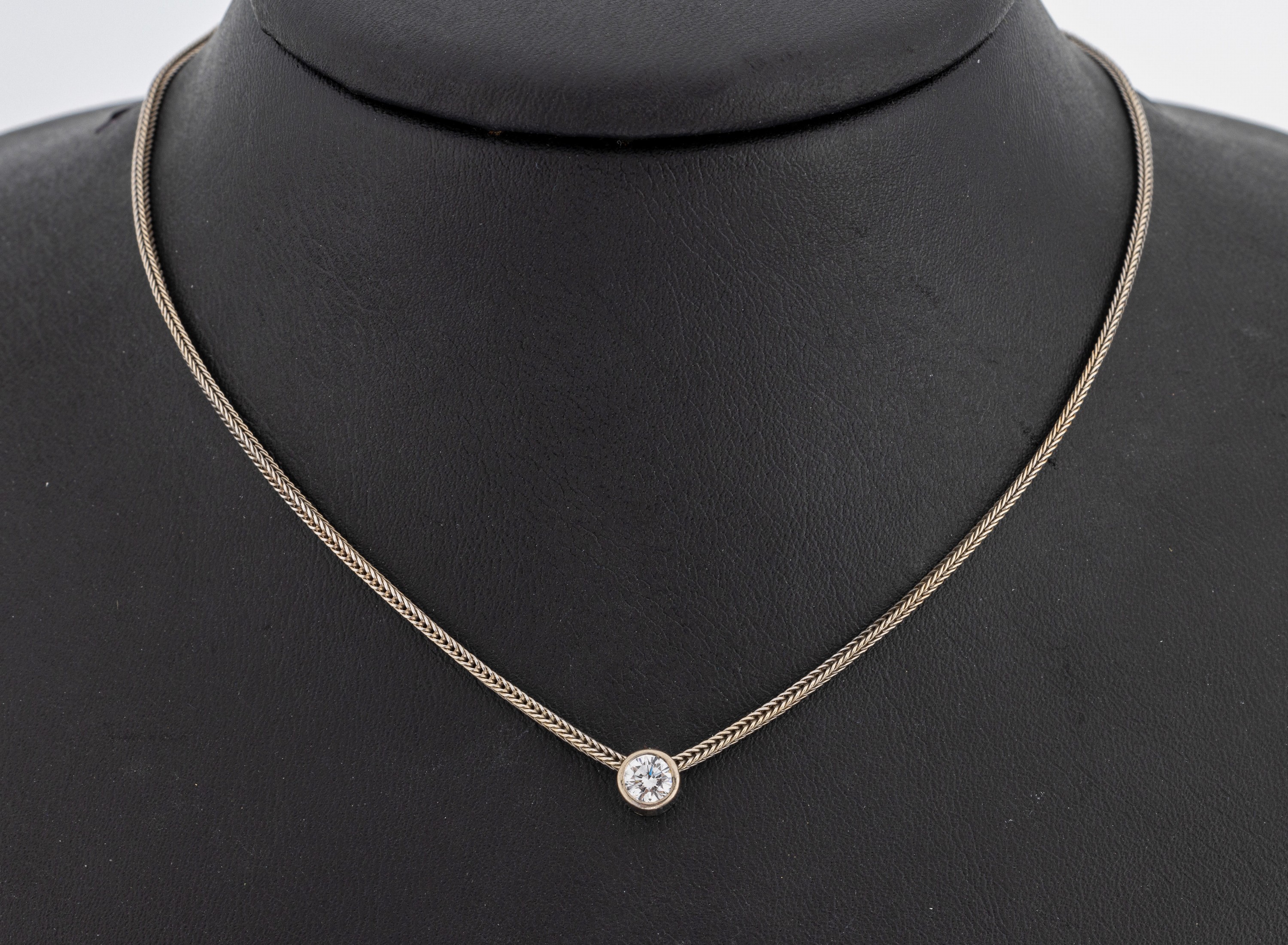 14 kt Gold Brillant-Anhänger, WG 585/000 gepr., Brillant ca. 0.30 ct Weiß/si, an Kette, WG 585/000 gepr., L. ca. 52 cm, Kastenschloss mit ...