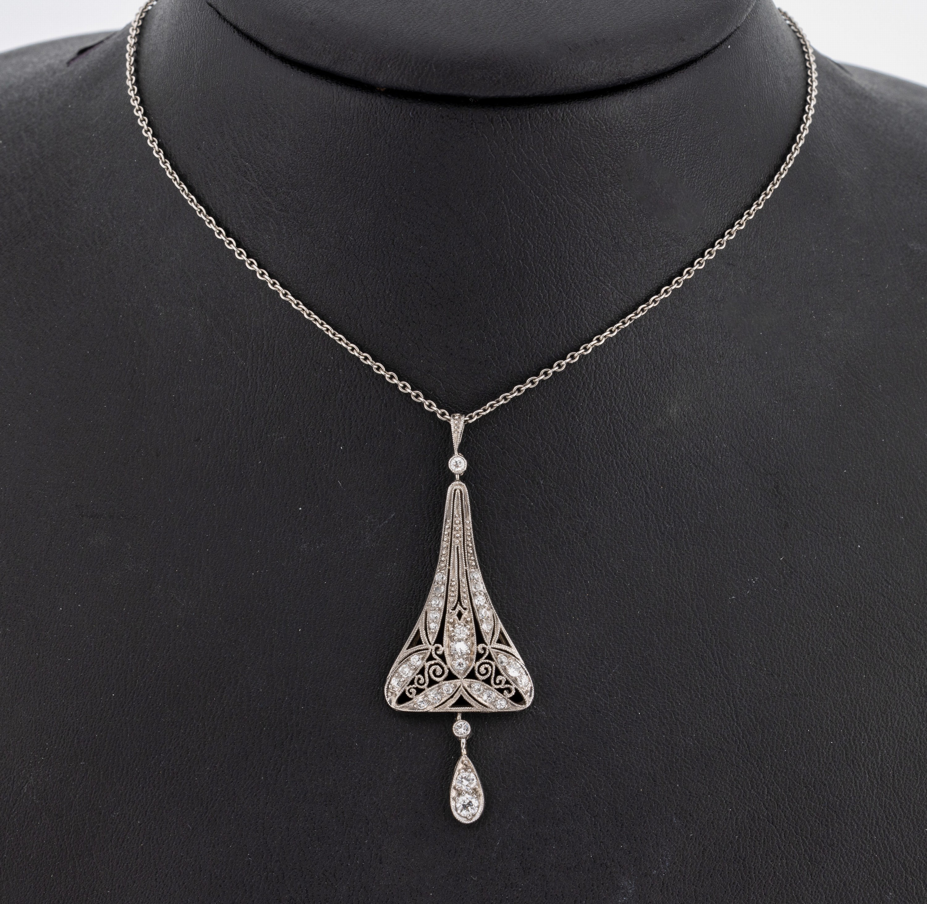 18 kt Gold Diamant-Collier, WG 750/000 gepr., im Stil des Jugendstils, Mittelteil glockenf. mit bewegl. Abhängung, durchbrochen gearbeitet, 28 ...