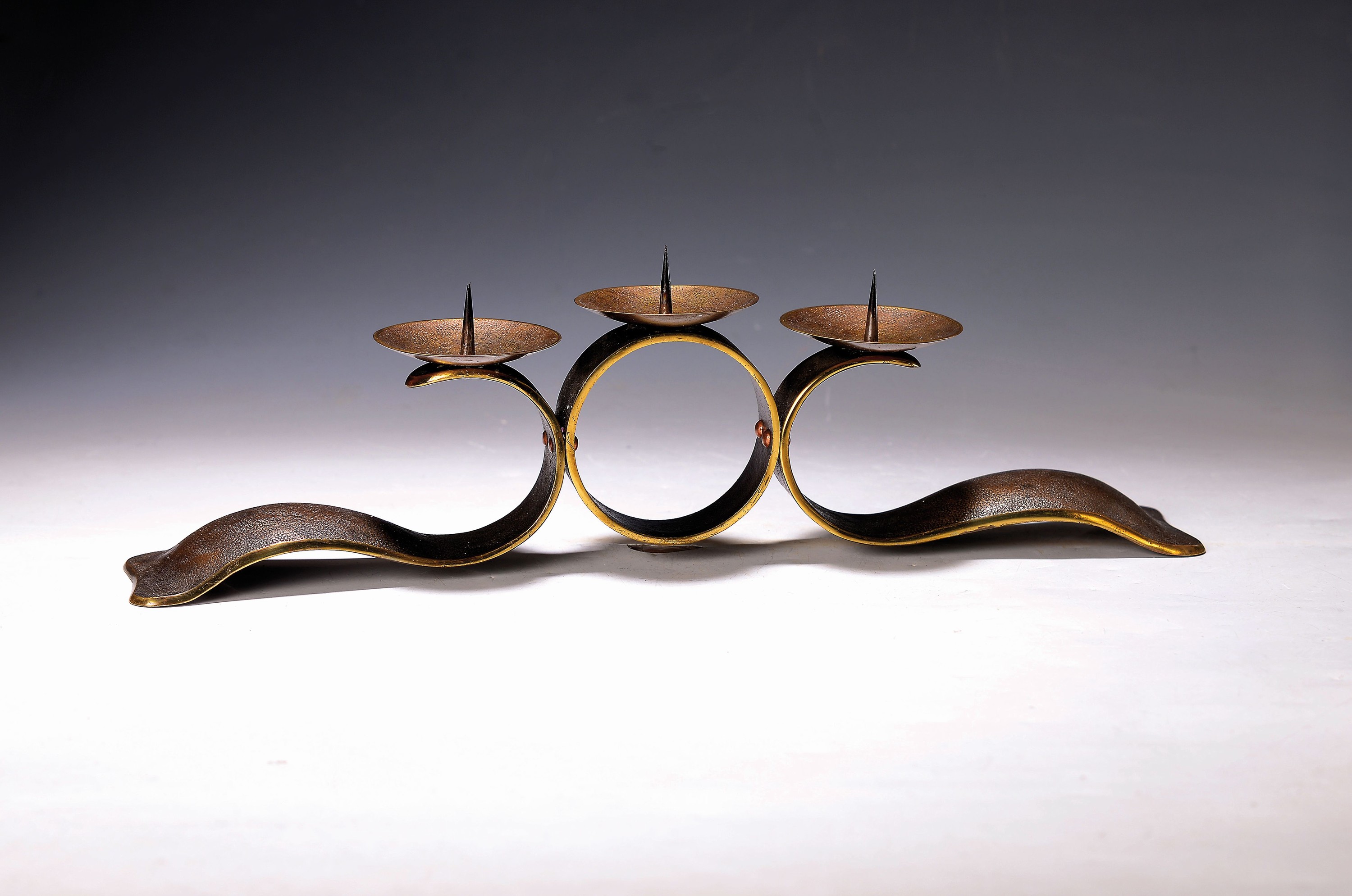 Bauhaus Kerzenleuchter von Hans Przyrembel (1900-1945), Messing handgeschmiedet, drei Brennstellen, am Boden gemarkt HP und Handarbeit, H. ca. 10cm, ...