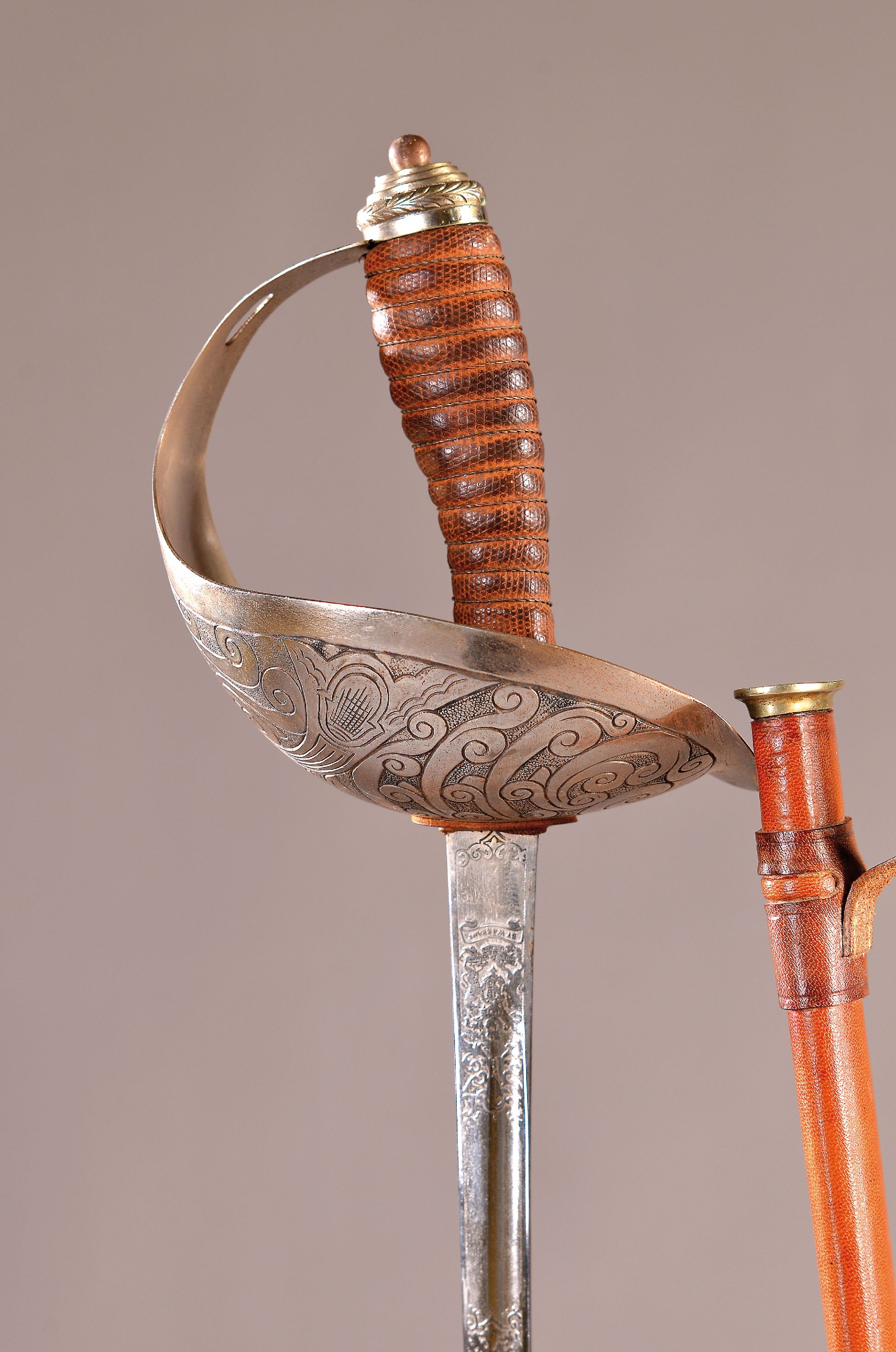 Detail a: Pallasch der Englischen Horseguards, um 1920, reich verzierte Klinge, Lederscheide, Griff lederummantelt, verziertes Gefäß, Länge ca. 115cm