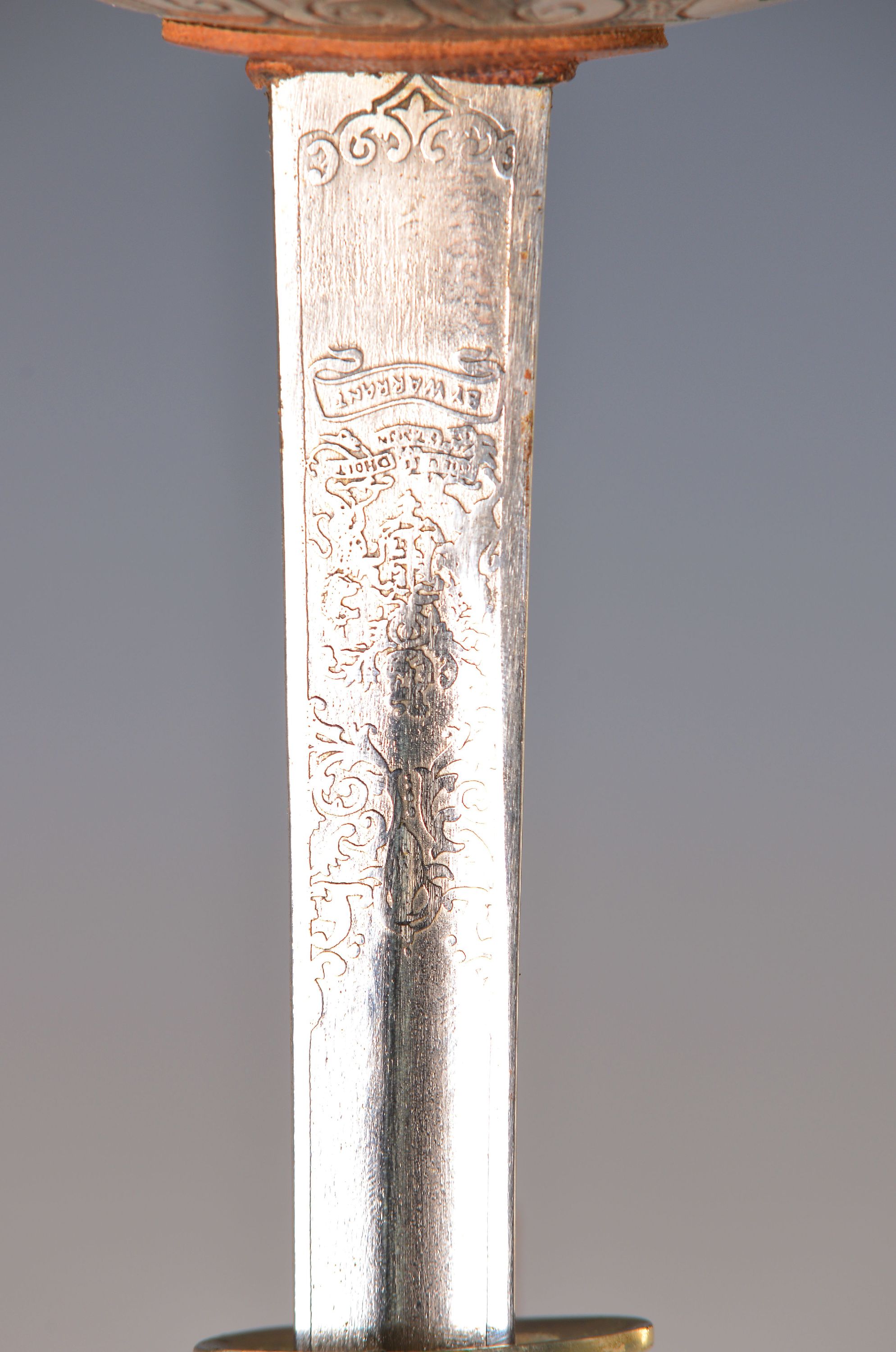 Detail b: Pallasch der Englischen Horseguards, um 1920, reich verzierte Klinge, Lederscheide, Griff lederummantelt, verziertes Gefäß, Länge ca. 115cm