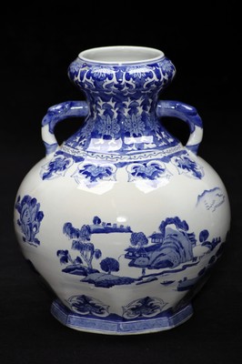 Image Henkelvase, China, Keramik, weiß glasiert, blaue Unterglasurmalerei mit ...