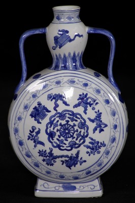 Image Henkelvase, China, Keramik, blaue Unterglasurmalerei z.T. abstrakt floral, Mittelteil in ...