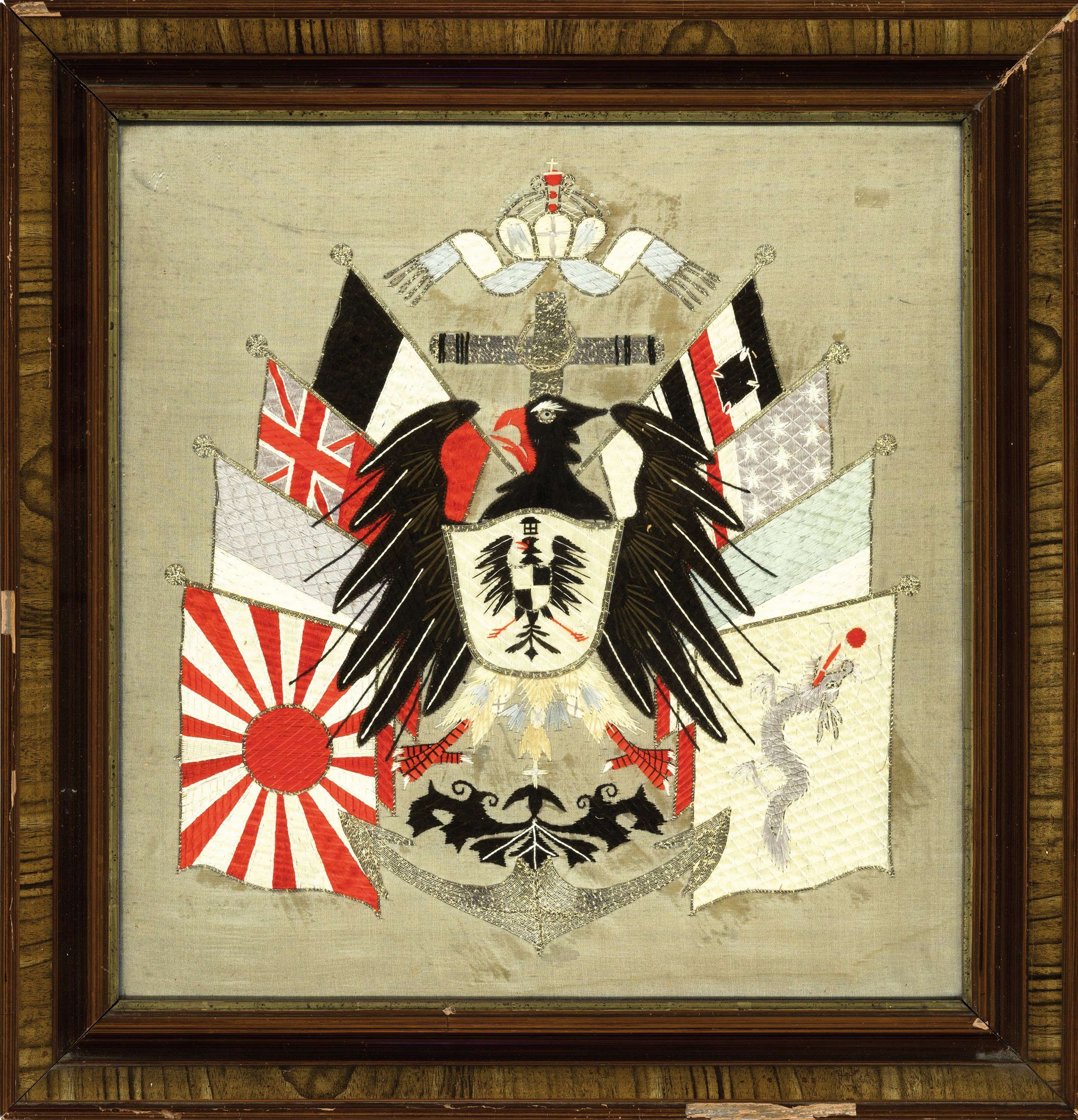 Stickbild zur Reiseerinnerung, Japan-China, um1900, Seide reich bestickt mit Metallfäden mit verschiedenen Flaggen, altersbedingt guterZustand, ...