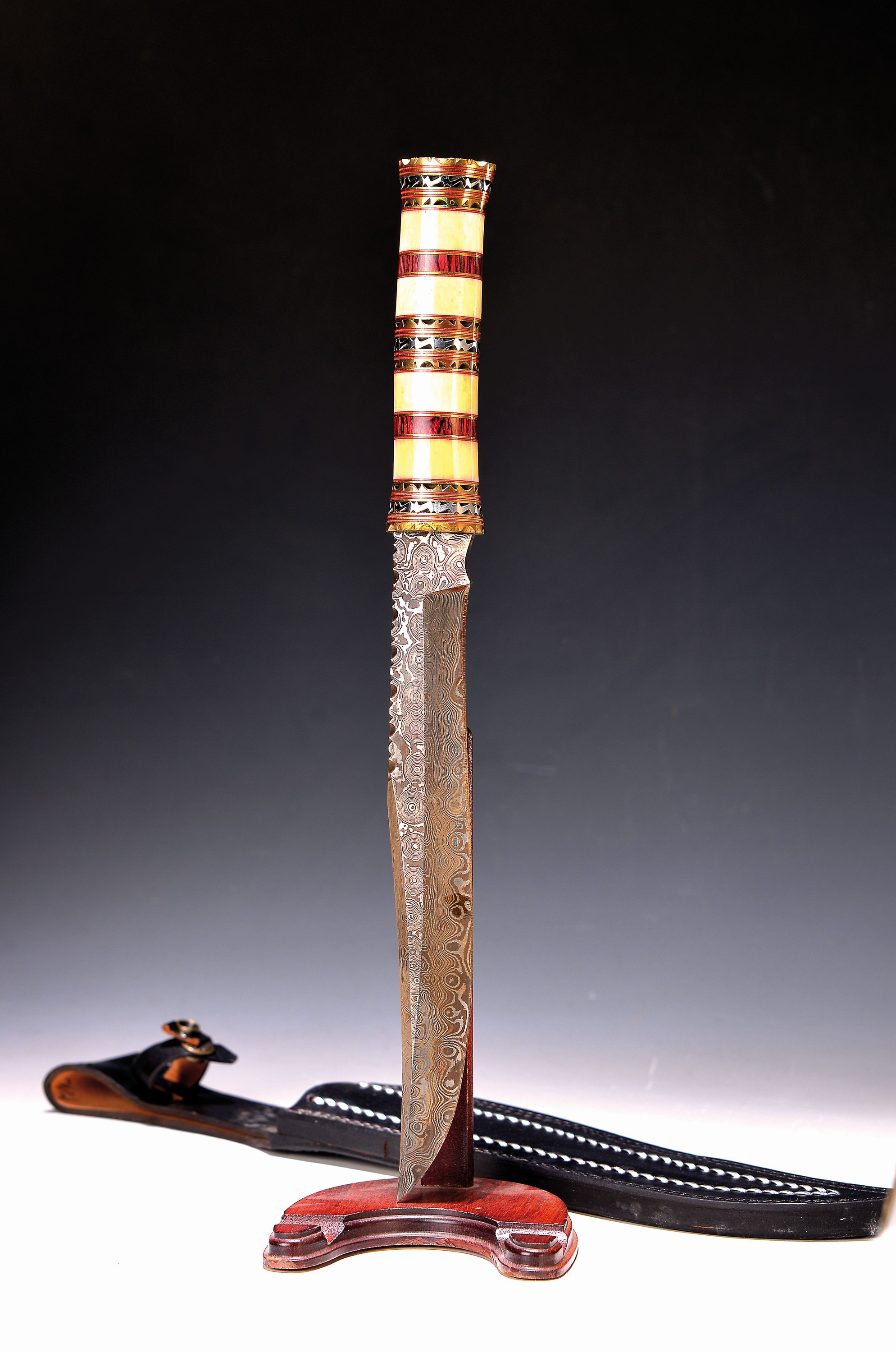 Jagdmesser, 20. Jh., feine Rosendamstklinge,Griff aus Bein, rot gefärbtem Holz, Messing- und Weißmetallringen, Lederscheide, Länge ca. 38cm