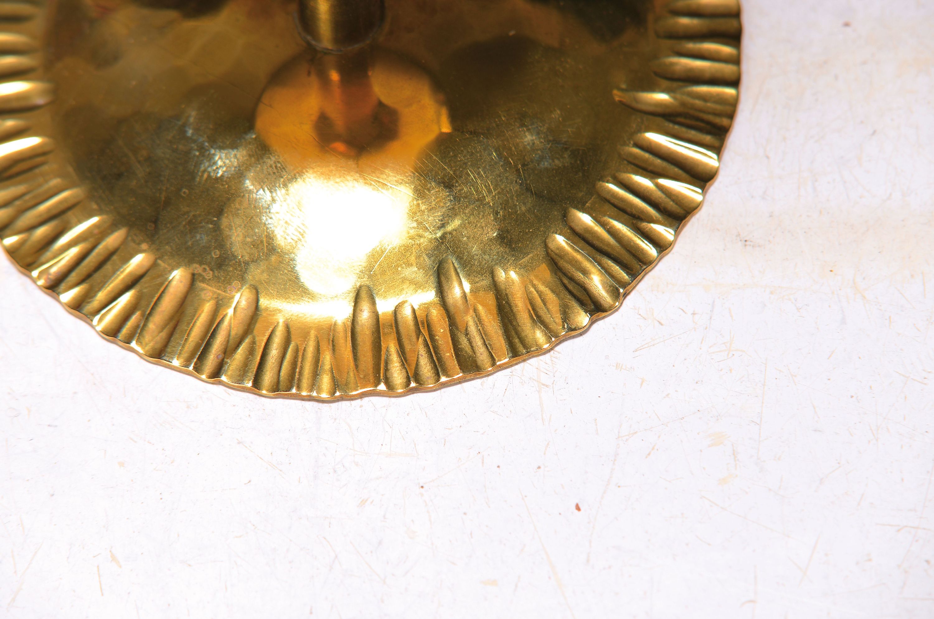 Detail a: Bauhaus Vase von Friedrich Marby (1905-1984), Messing, zylindrische Form, Hammerschlag- Dekor, Standring gekniffen, H. ca. 27cm, am Boden gemarkt ...