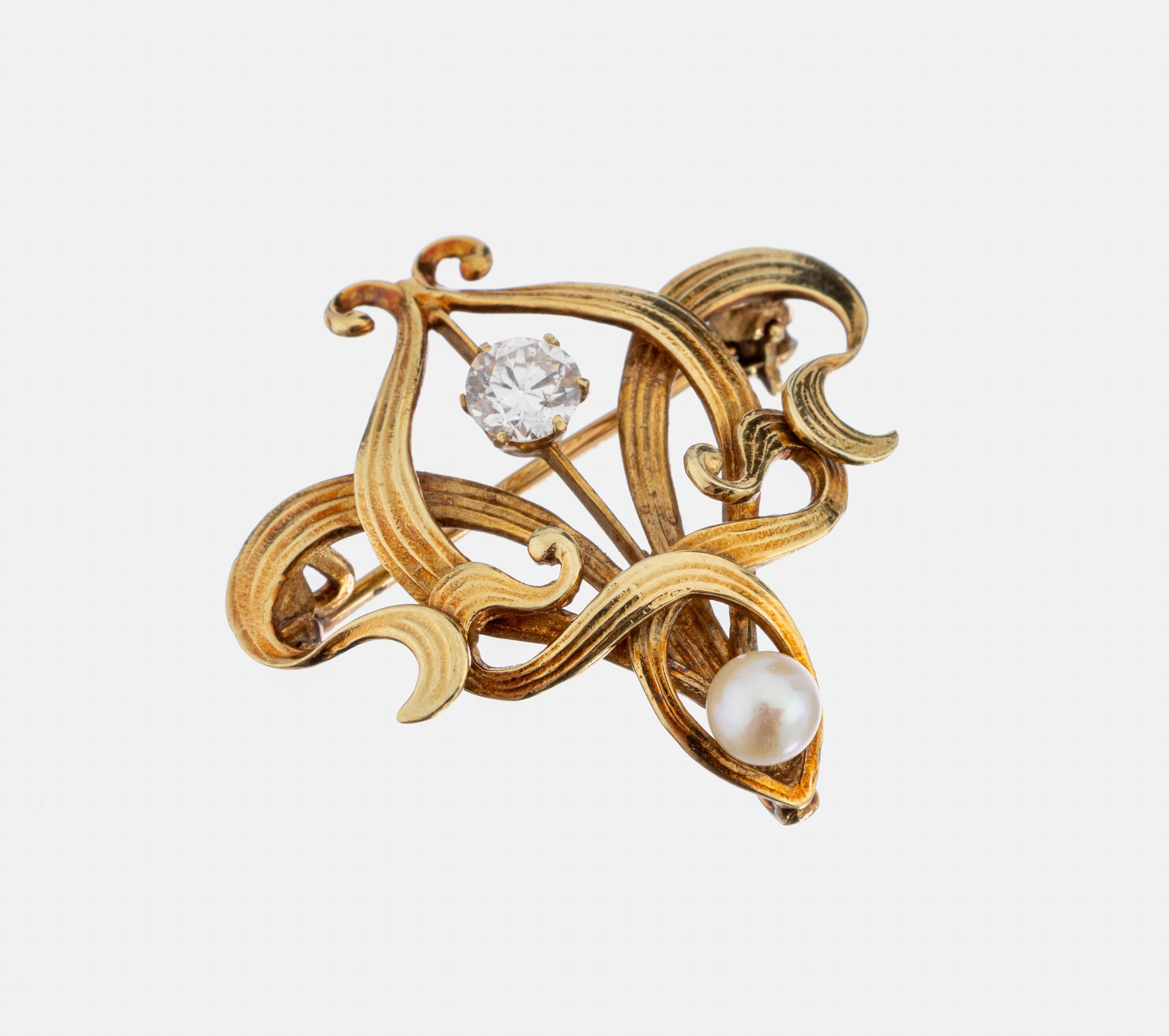 18 kt Gold Jugendstil Diamant-Perl-Brosche, deutsch um 1900, GG 750/000, gepr., floralegeschwungene Gestaltung, 1 Altschliffdiamant ca. 0.25 ct ...