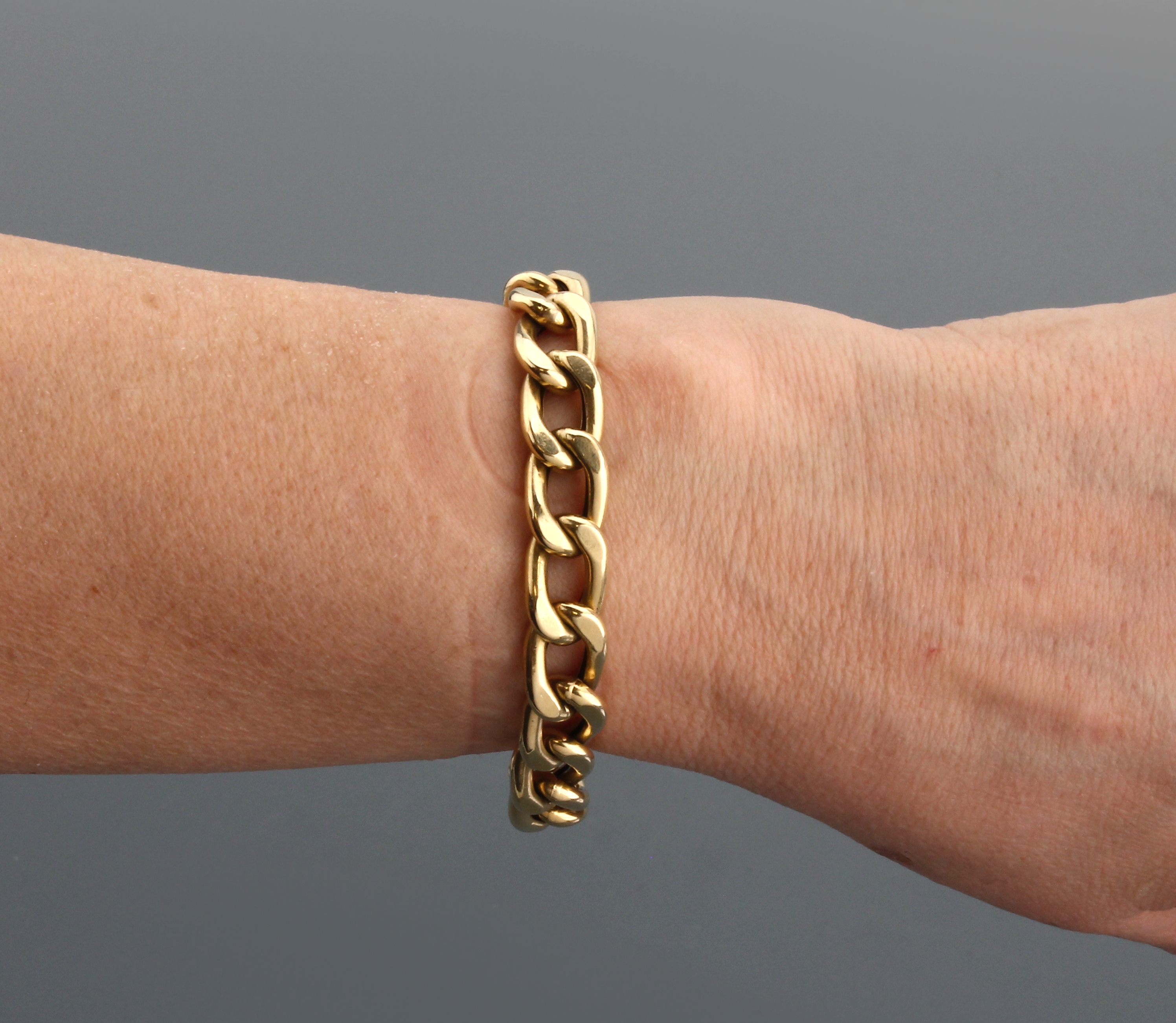 Detail c: 14 kt Gold Armband, GG 585/000, Glieder hohl gearbeitet, L. ca. 19 cm, Kastenschloss mit Sicherheitsacht, ca. 23.1 g