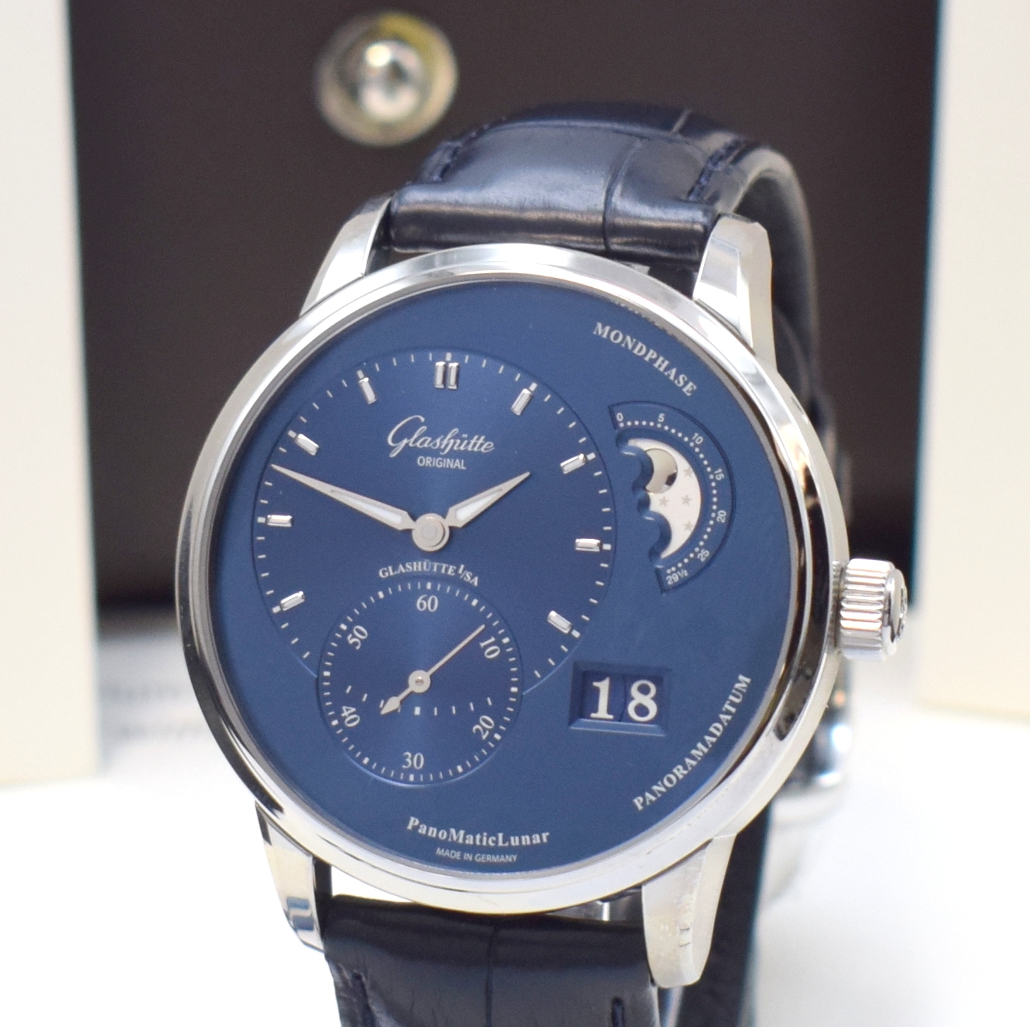 Detail a: GLASHÜTTE ORIGINAL ungetragene, nahezu neuwertige Herrenarmbanduhr PanoMaticLunar Referenz 1-90-02-46-32-01, Automatik, beids. vergl. Edelstahlgeh. ...