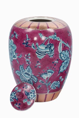 26882110a - Deckelvase, China, Keramik, violett u. hellblau glasiert, z.T. goldfarben, dekorative ...