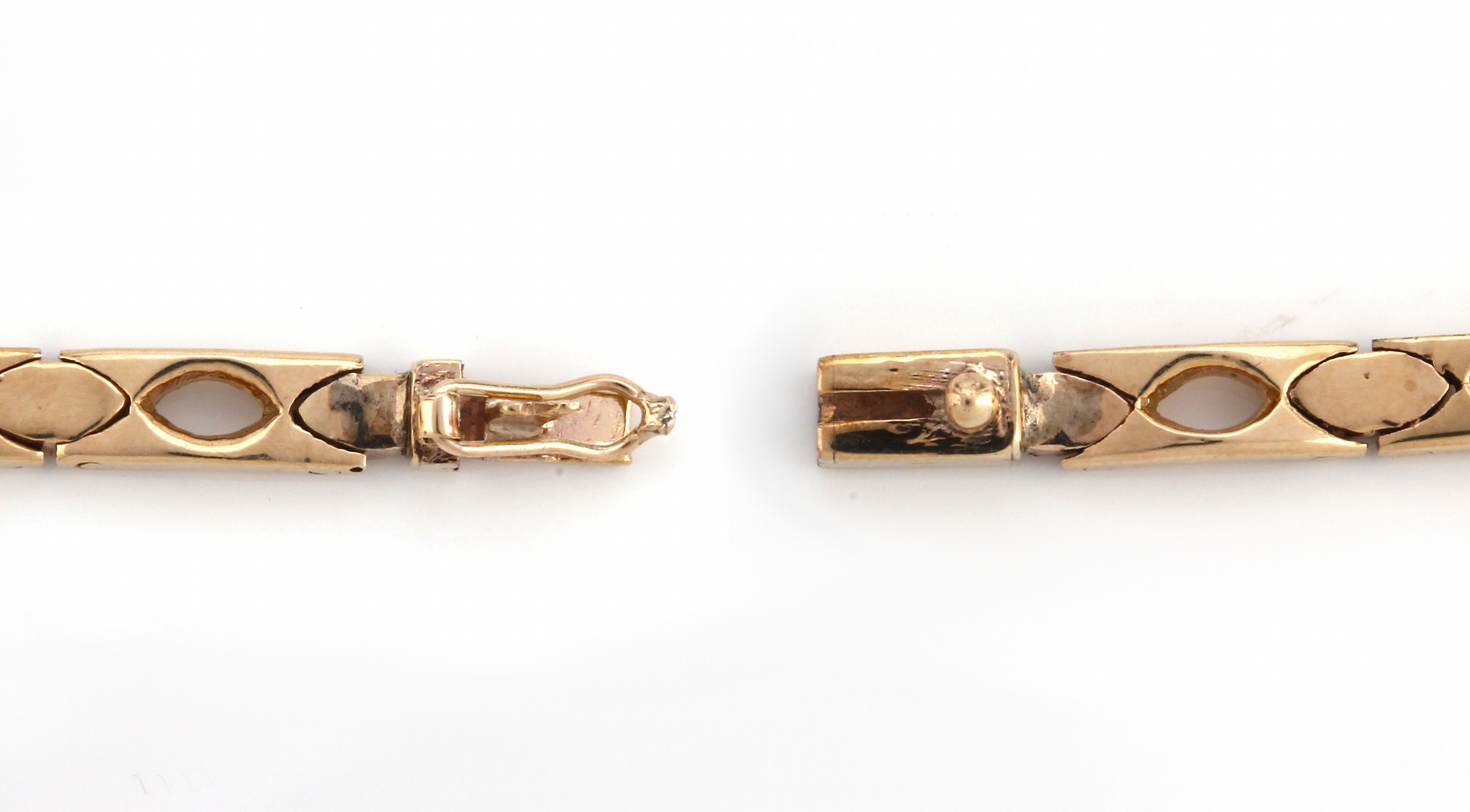 Detail a: 8 kt Gold Granat-Armband, GG 333/000, schlichte Gestaltung, Mittelteil mit 11 rundfacett. Granaten in versch. Größen, L. ca.19 cm, Kastenschloss ...