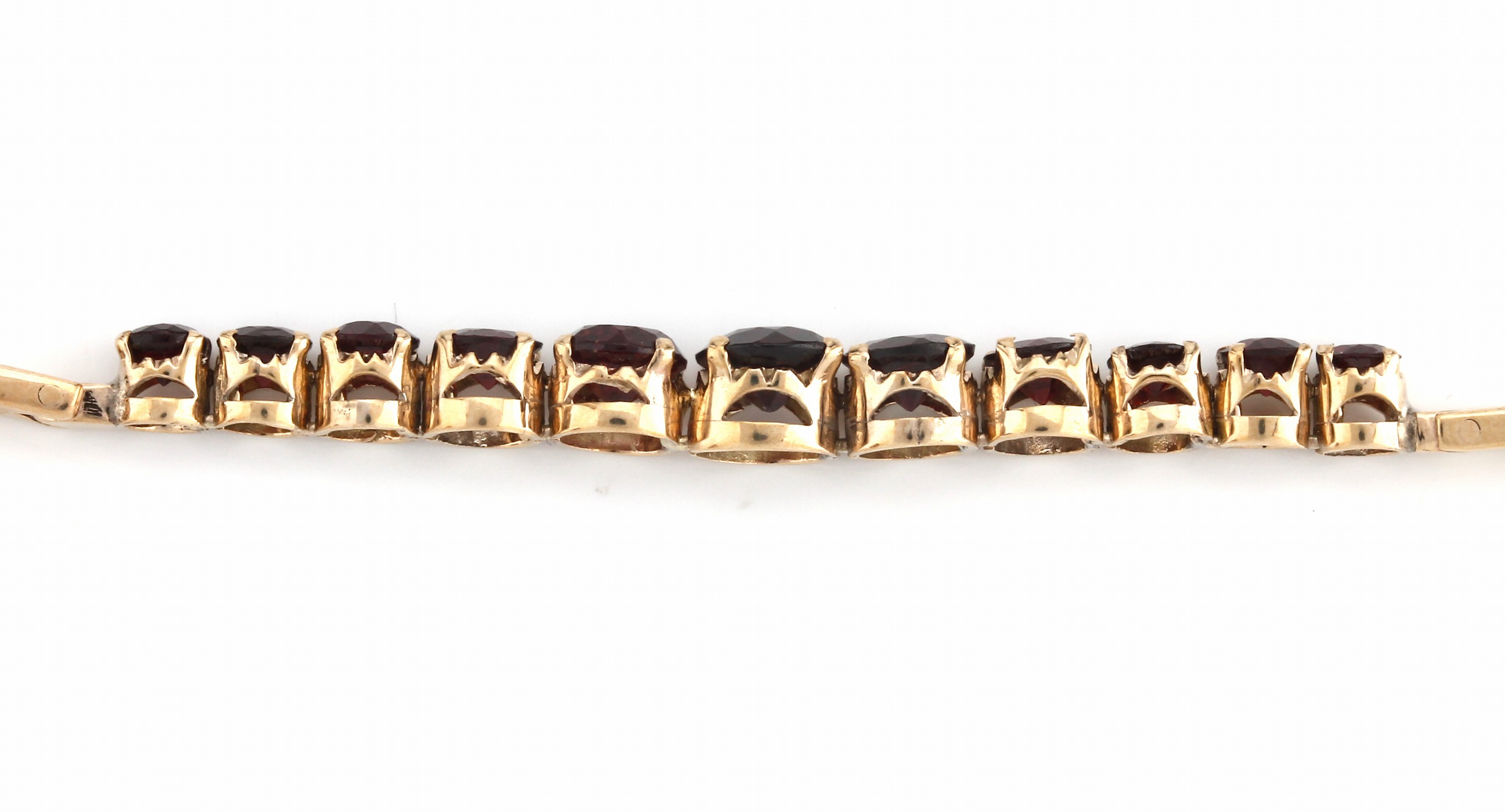Detail c: 8 kt Gold Granat-Armband, GG 333/000, schlichte Gestaltung, Mittelteil mit 11 rundfacett. Granaten in versch. Größen, L. ca.19 cm, Kastenschloss ...