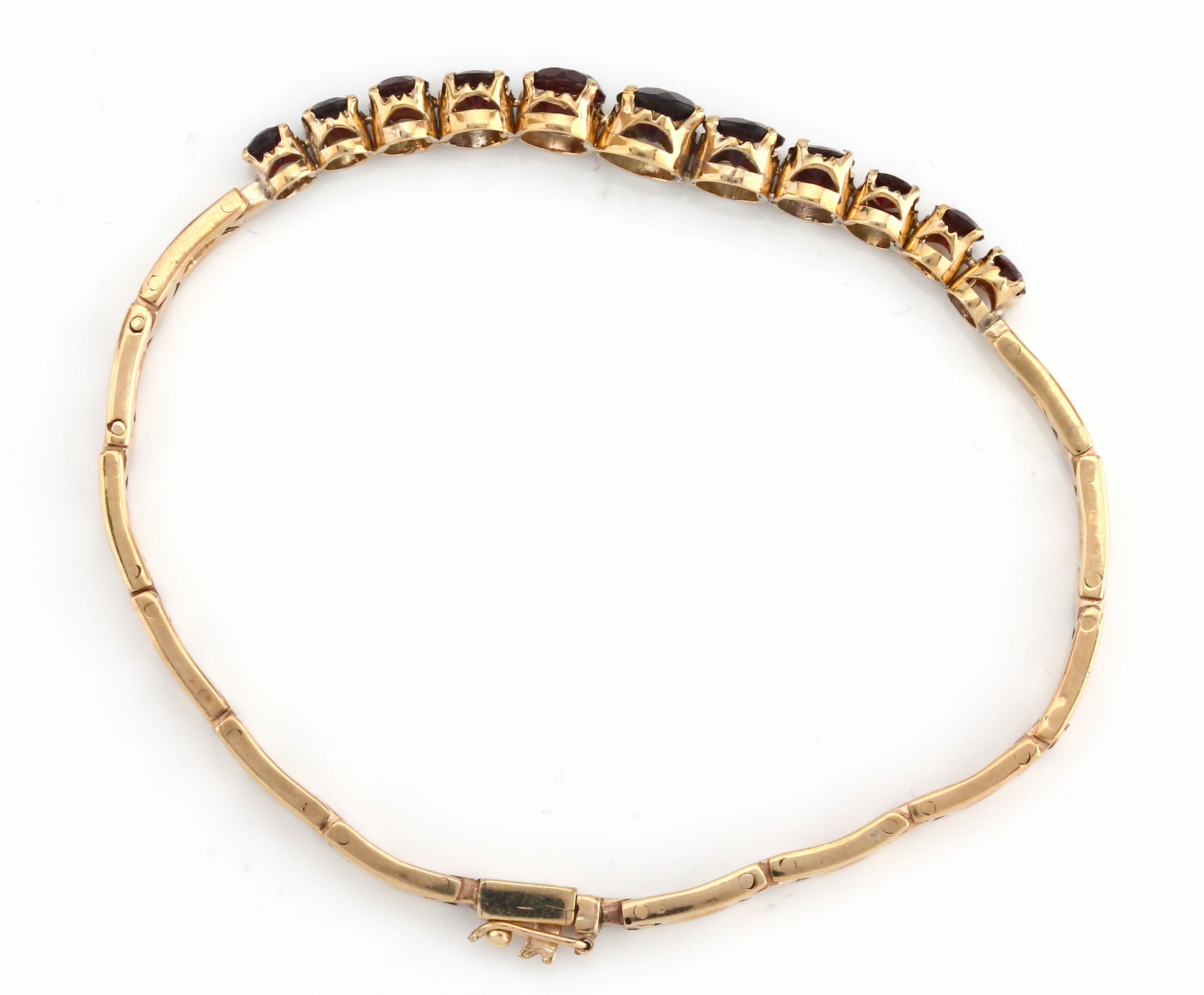 Detail d: 8 kt Gold Granat-Armband, GG 333/000, schlichte Gestaltung, Mittelteil mit 11 rundfacett. Granaten in versch. Größen, L. ca.19 cm, Kastenschloss ...
