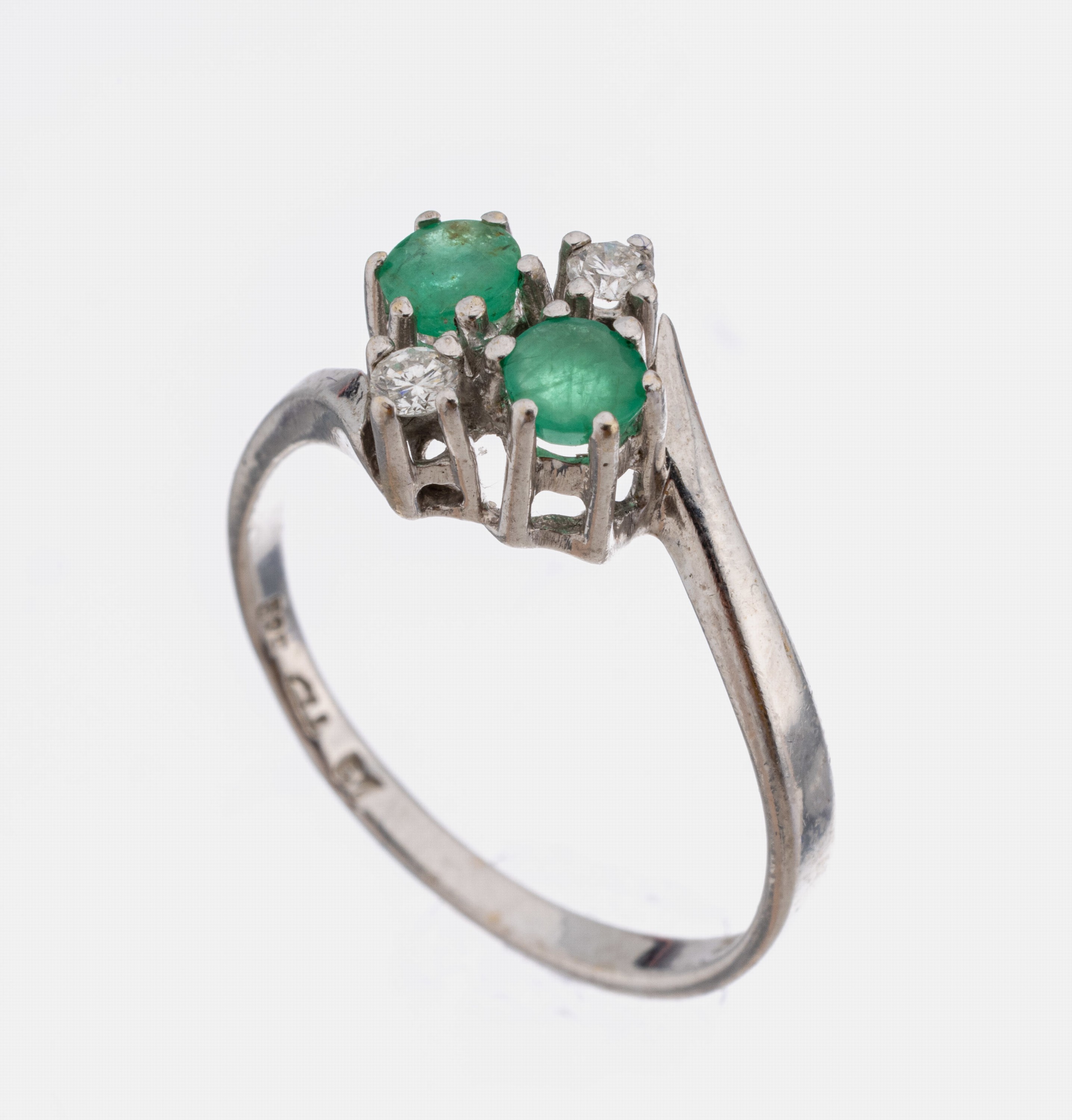 14 kt Gold Smaragd-Brillant-Ring, WG 585/000, 2 rundfacett. Smaragde zus. ca. 0.20 ct, 2 Brillanten zus. ca. 0.10 ct (grav.) Weiß/p, RW 55, ca. 2.4 ...