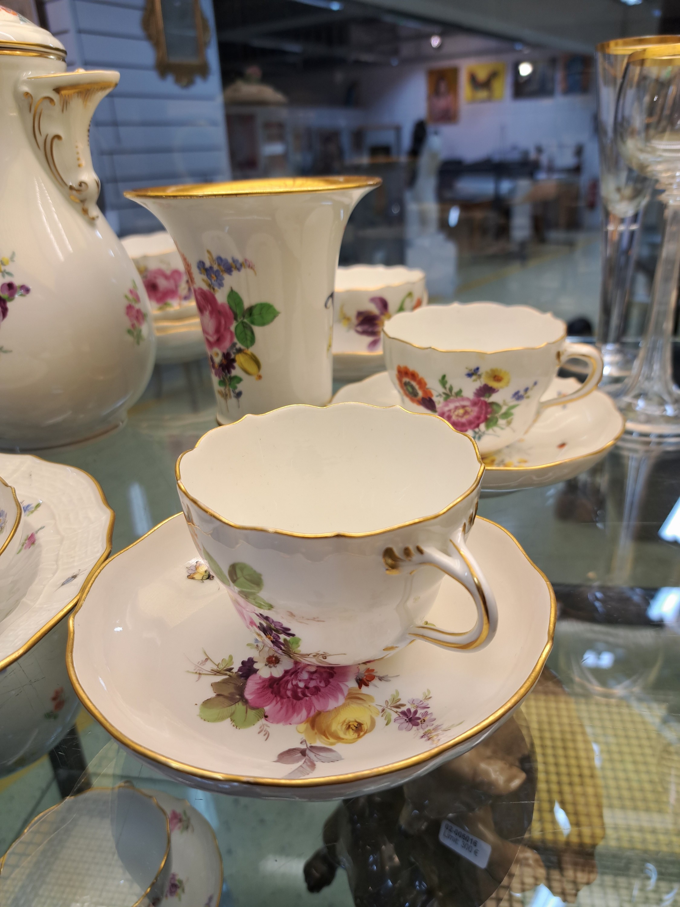 Detail a: Kaffeeservice, Meissen, 20.Jh., gestreute Blumen und Insekten, Porzellan, Goldrand, Kaffeekanne, 6 Kuchenteller D. 20 cm, 6 Tassen mit UT, Ziervase ...