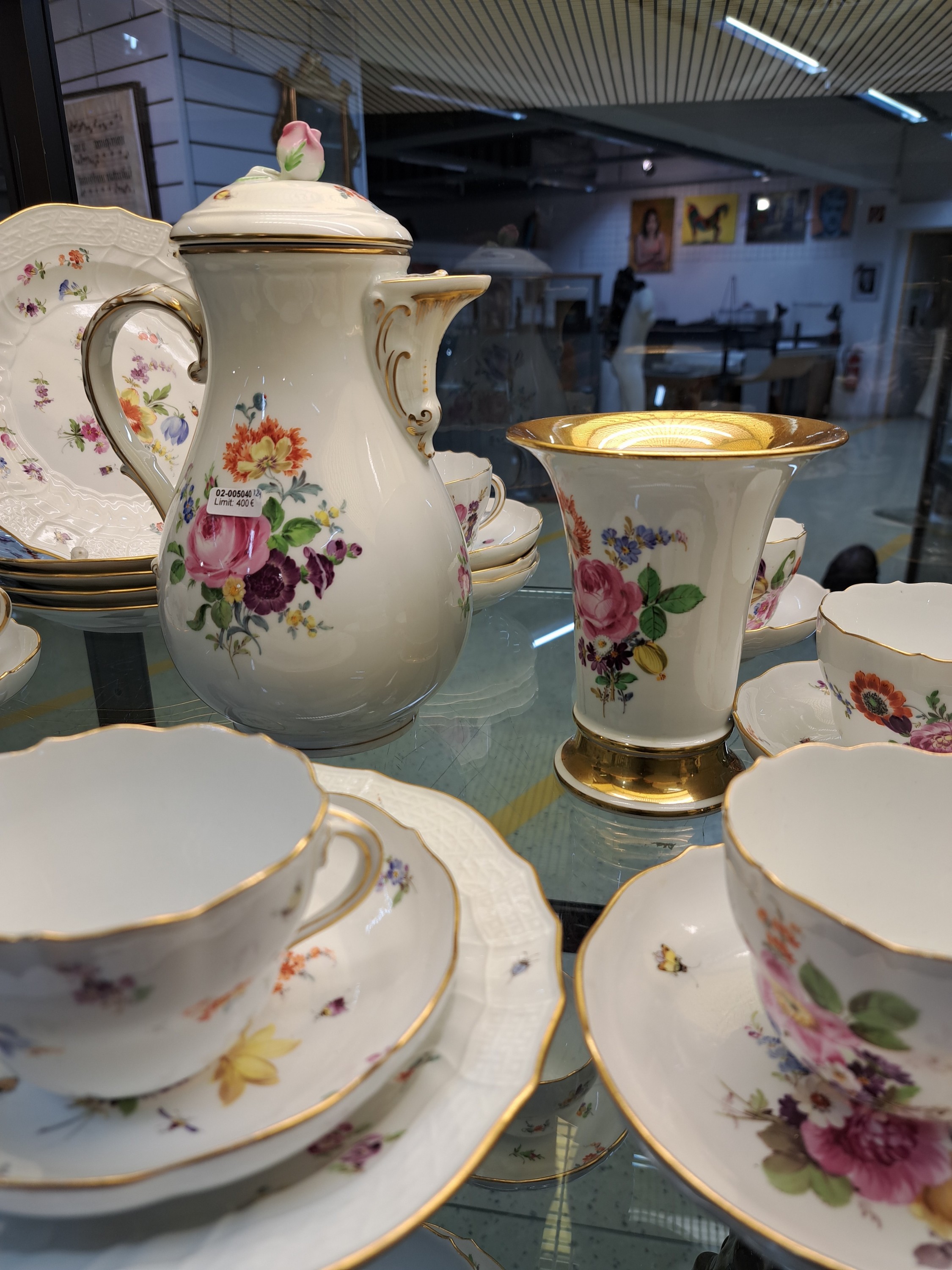 Detail c: Kaffeeservice, Meissen, 20.Jh., gestreute Blumen und Insekten, Porzellan, Goldrand, Kaffeekanne, 6 Kuchenteller D. 20 cm, 6 Tassen mit UT, Ziervase ...