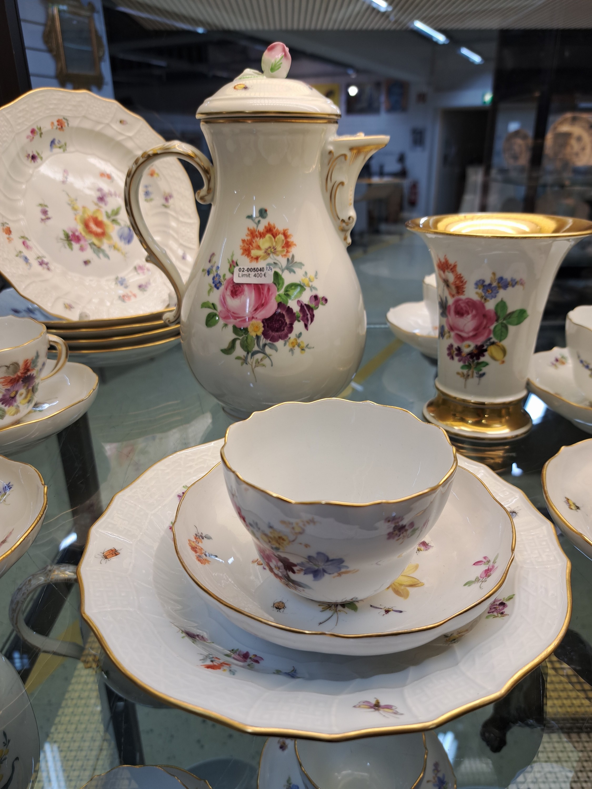 Detail d: Kaffeeservice, Meissen, 20.Jh., gestreute Blumen und Insekten, Porzellan, Goldrand, Kaffeekanne, 6 Kuchenteller D. 20 cm, 6 Tassen mit UT, Ziervase ...