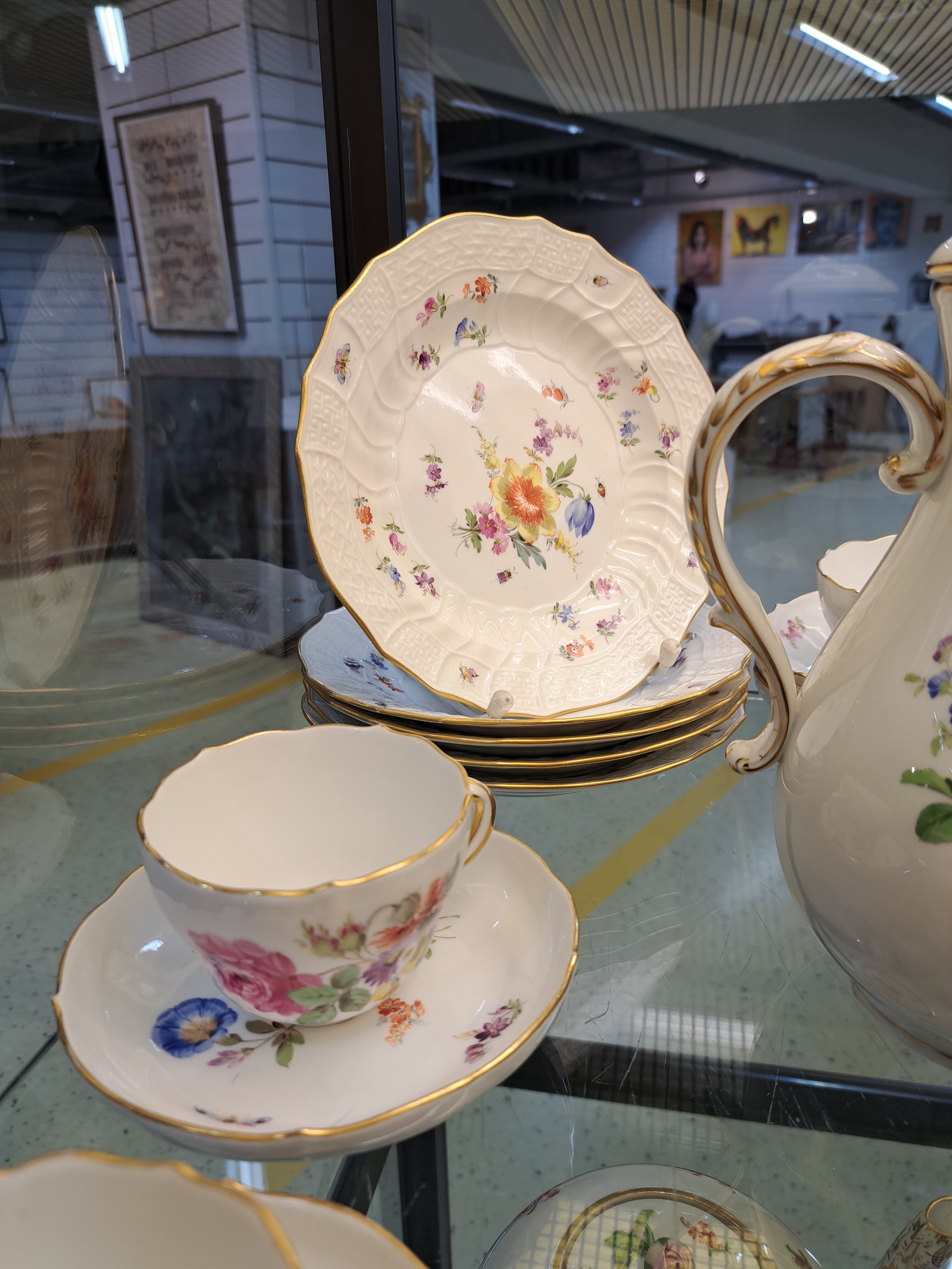 Detail f: Kaffeeservice, Meissen, 20.Jh., gestreute Blumen und Insekten, Porzellan, Goldrand, Kaffeekanne, 6 Kuchenteller D. 20 cm, 6 Tassen mit UT, Ziervase ...