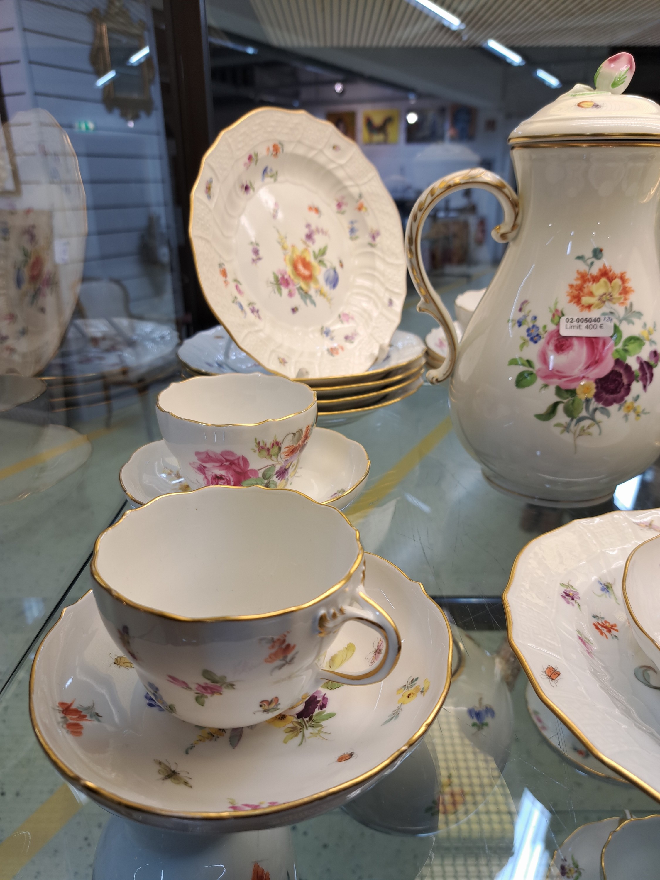 Detail g: Kaffeeservice, Meissen, 20.Jh., gestreute Blumen und Insekten, Porzellan, Goldrand, Kaffeekanne, 6 Kuchenteller D. 20 cm, 6 Tassen mit UT, Ziervase ...