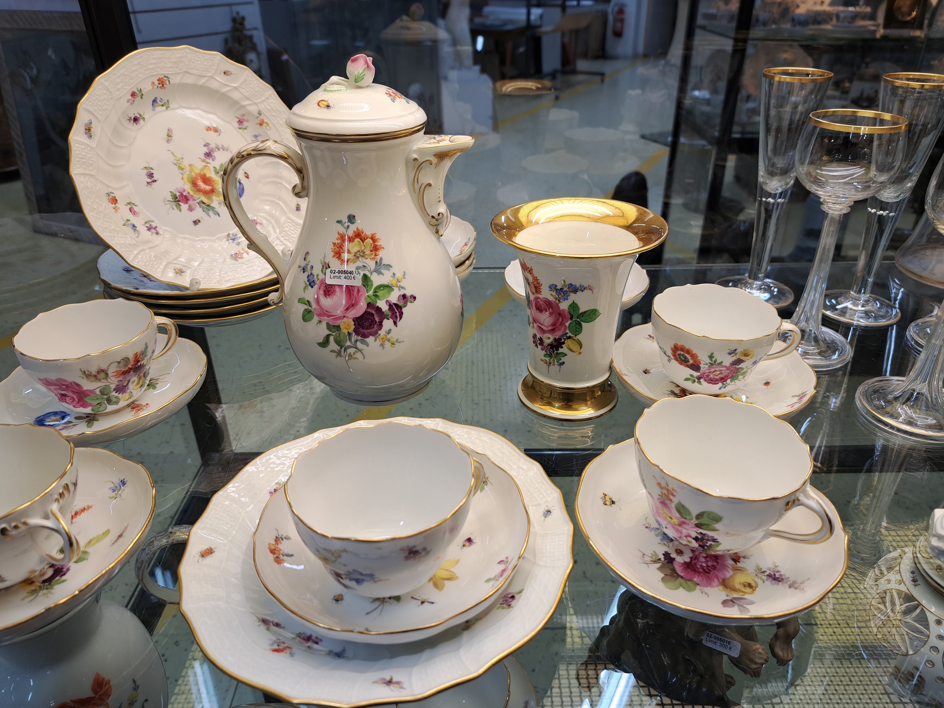 Detail h: Kaffeeservice, Meissen, 20.Jh., gestreute Blumen und Insekten, Porzellan, Goldrand, Kaffeekanne, 6 Kuchenteller D. 20 cm, 6 Tassen mit UT, Ziervase ...