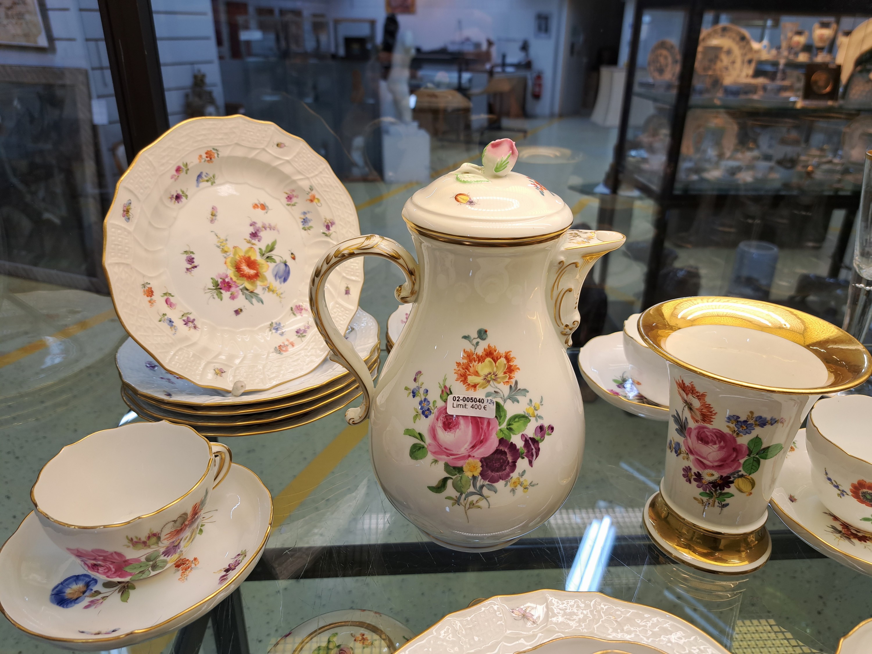 Detail i: Kaffeeservice, Meissen, 20.Jh., gestreute Blumen und Insekten, Porzellan, Goldrand, Kaffeekanne, 6 Kuchenteller D. 20 cm, 6 Tassen mit UT, Ziervase ...