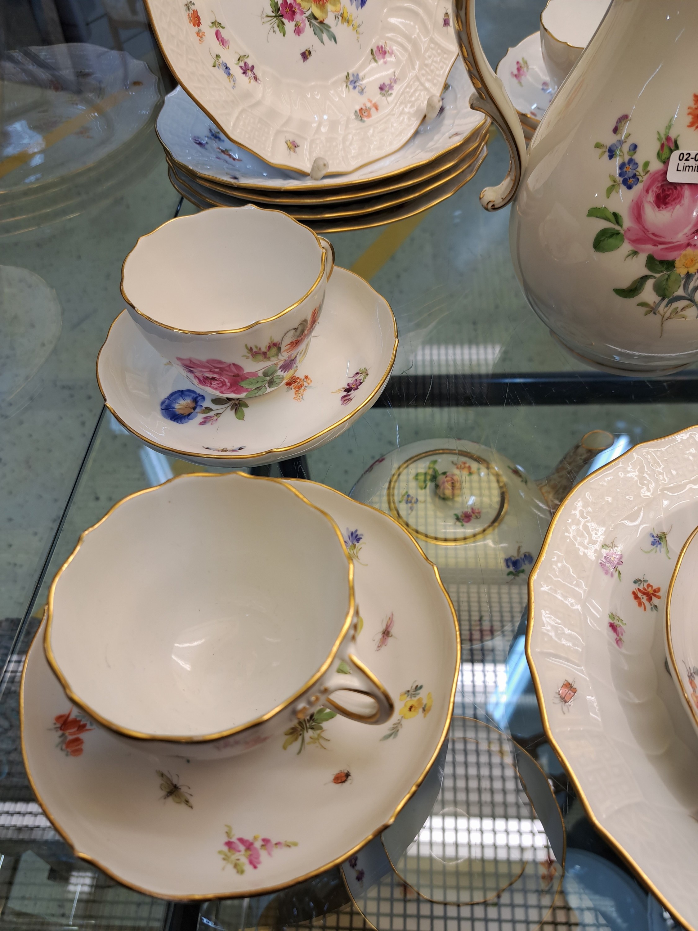 Detail j: Kaffeeservice, Meissen, 20.Jh., gestreute Blumen und Insekten, Porzellan, Goldrand, Kaffeekanne, 6 Kuchenteller D. 20 cm, 6 Tassen mit UT, Ziervase ...
