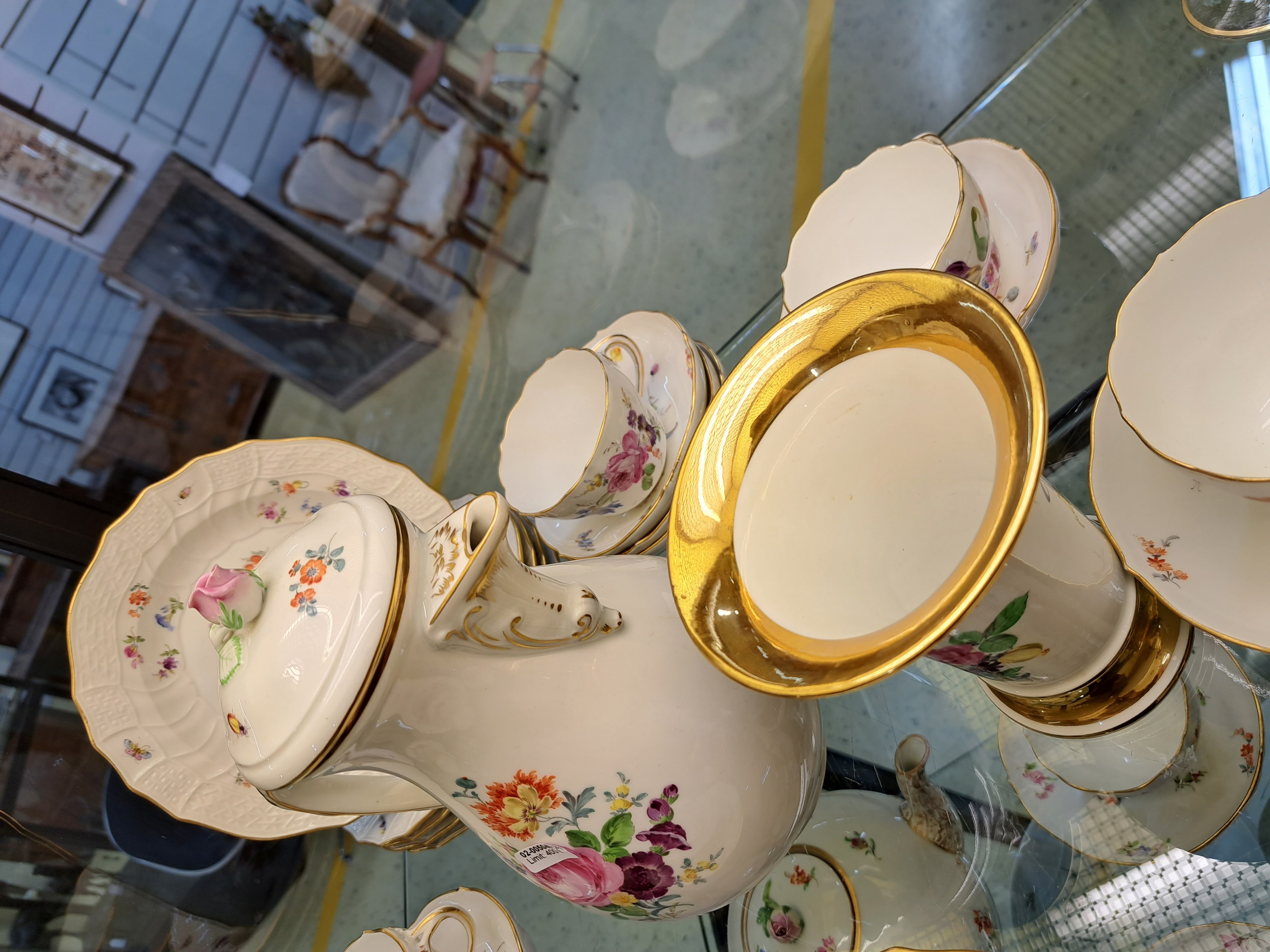 Detail k: Kaffeeservice, Meissen, 20.Jh., gestreute Blumen und Insekten, Porzellan, Goldrand, Kaffeekanne, 6 Kuchenteller D. 20 cm, 6 Tassen mit UT, Ziervase ...