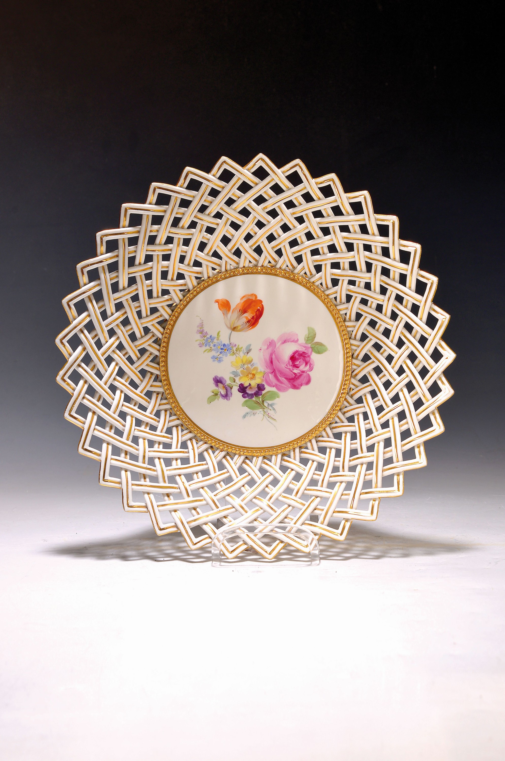 Schale mit Durchbrucharbeit, Meissen, 1860 -1924, Porzellan, Blumenbukett, Goldstaffage, Wandung als Geflecht in Durchbrucharbeit, D.29,5 cm
