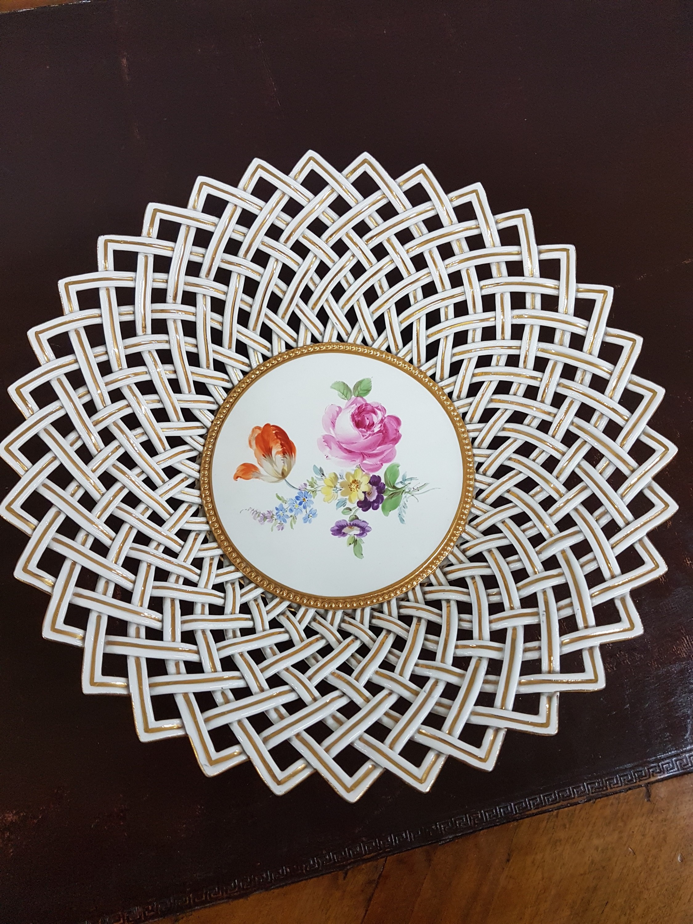 Detail a: Schale mit Durchbrucharbeit, Meissen, 1860 -1924, Porzellan, Blumenbukett, Goldstaffage, Wandung als Geflecht in Durchbrucharbeit, D.29,5 cm
