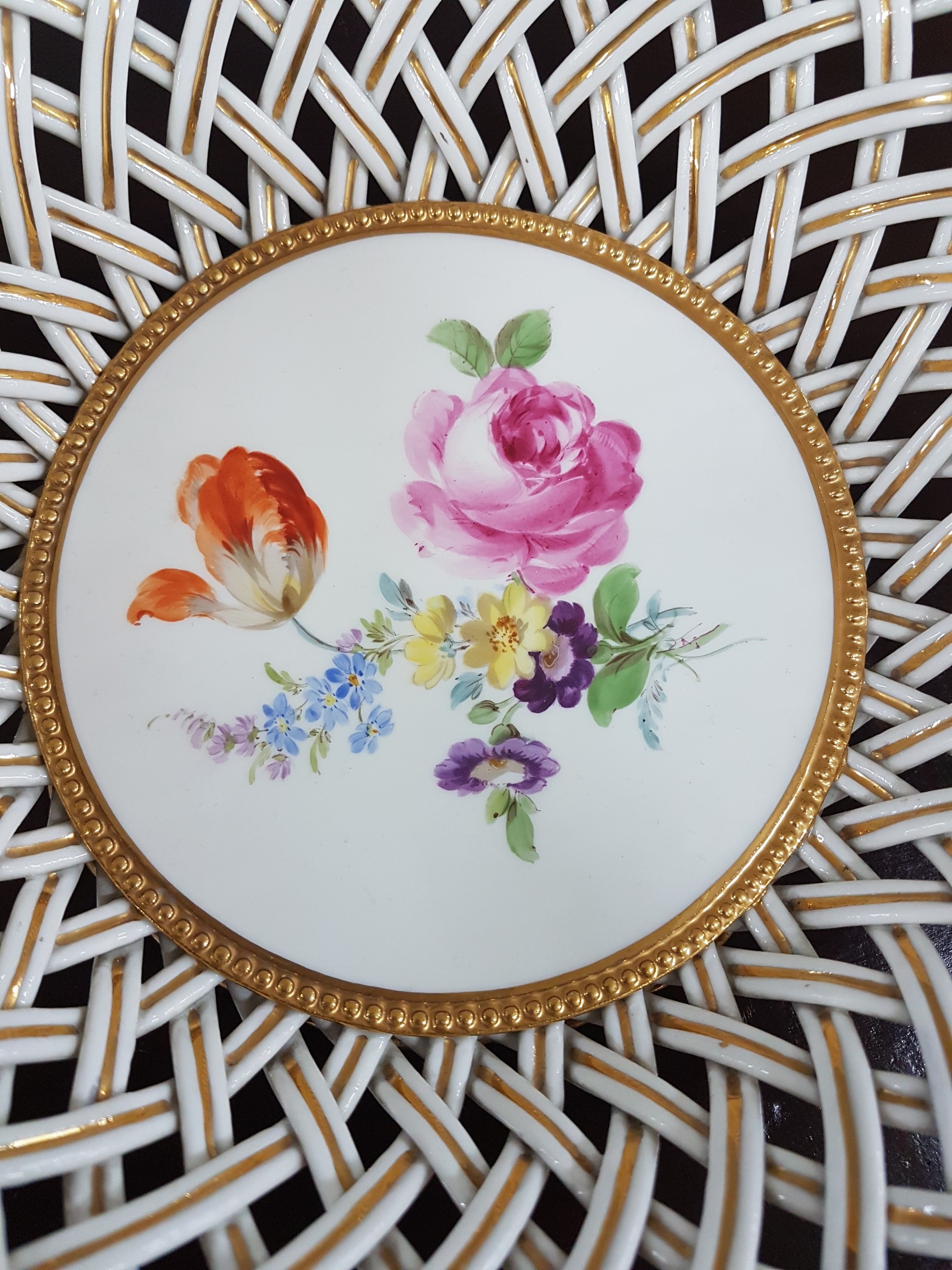 Detail b: Schale mit Durchbrucharbeit, Meissen, 1860 -1924, Porzellan, Blumenbukett, Goldstaffage, Wandung als Geflecht in Durchbrucharbeit, D.29,5 cm